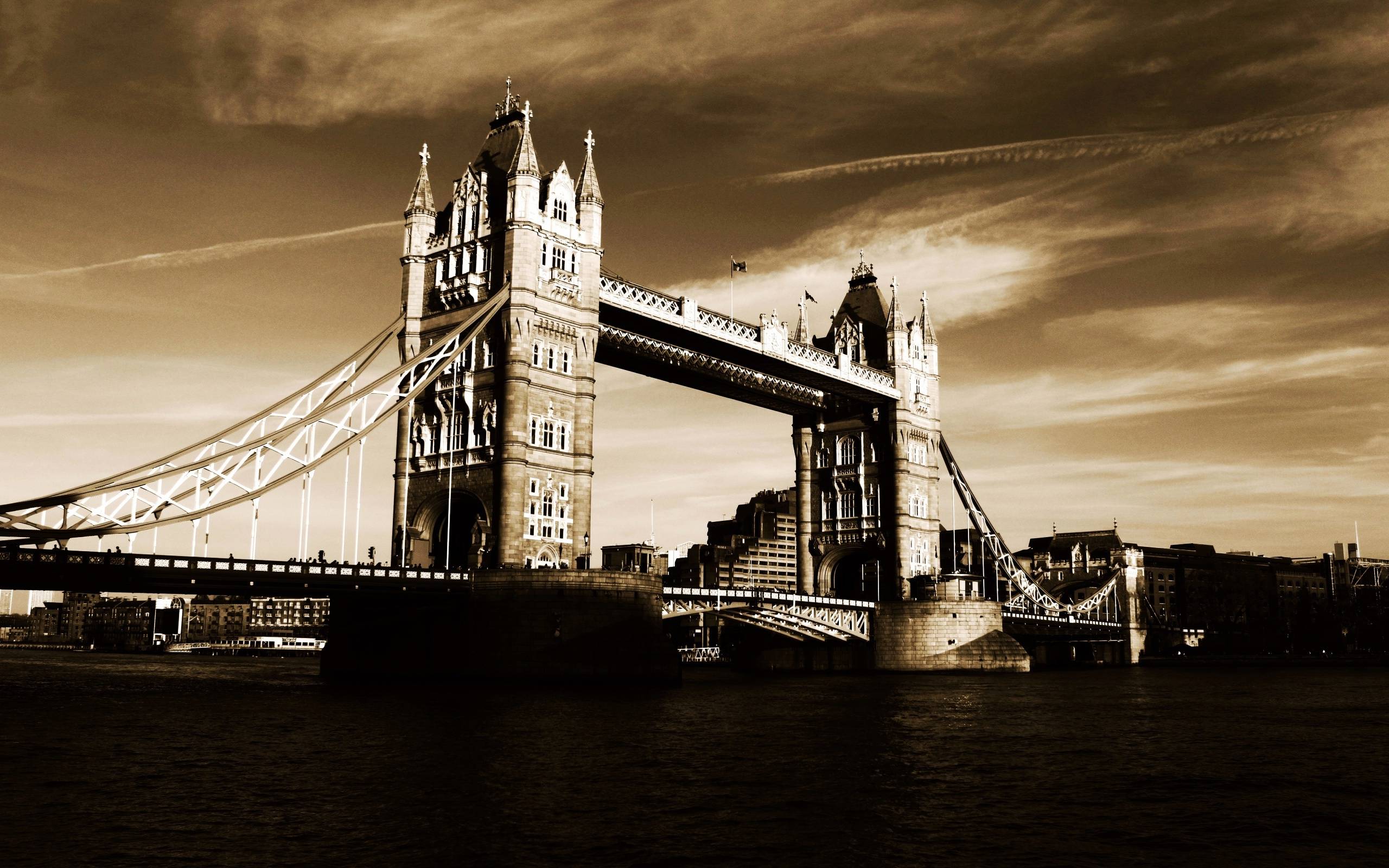 London Tower Bridge on the River Thames Free and Wallpaper