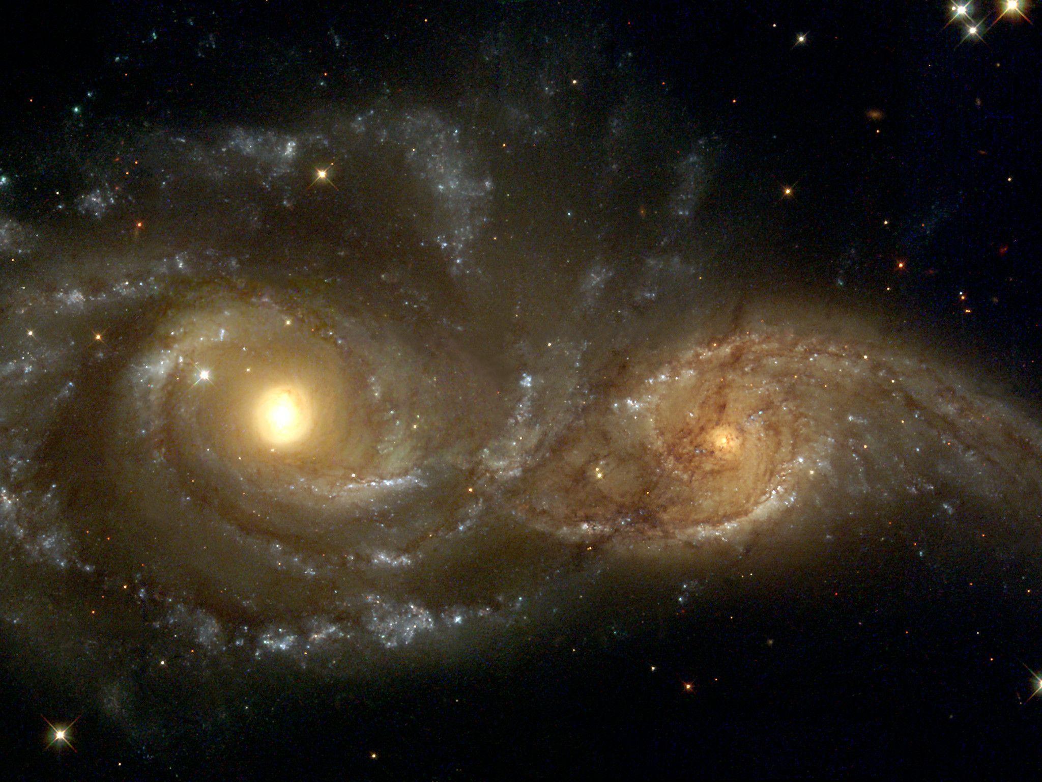 A Grazing Encounter Between two Spiral Galaxies. ESA