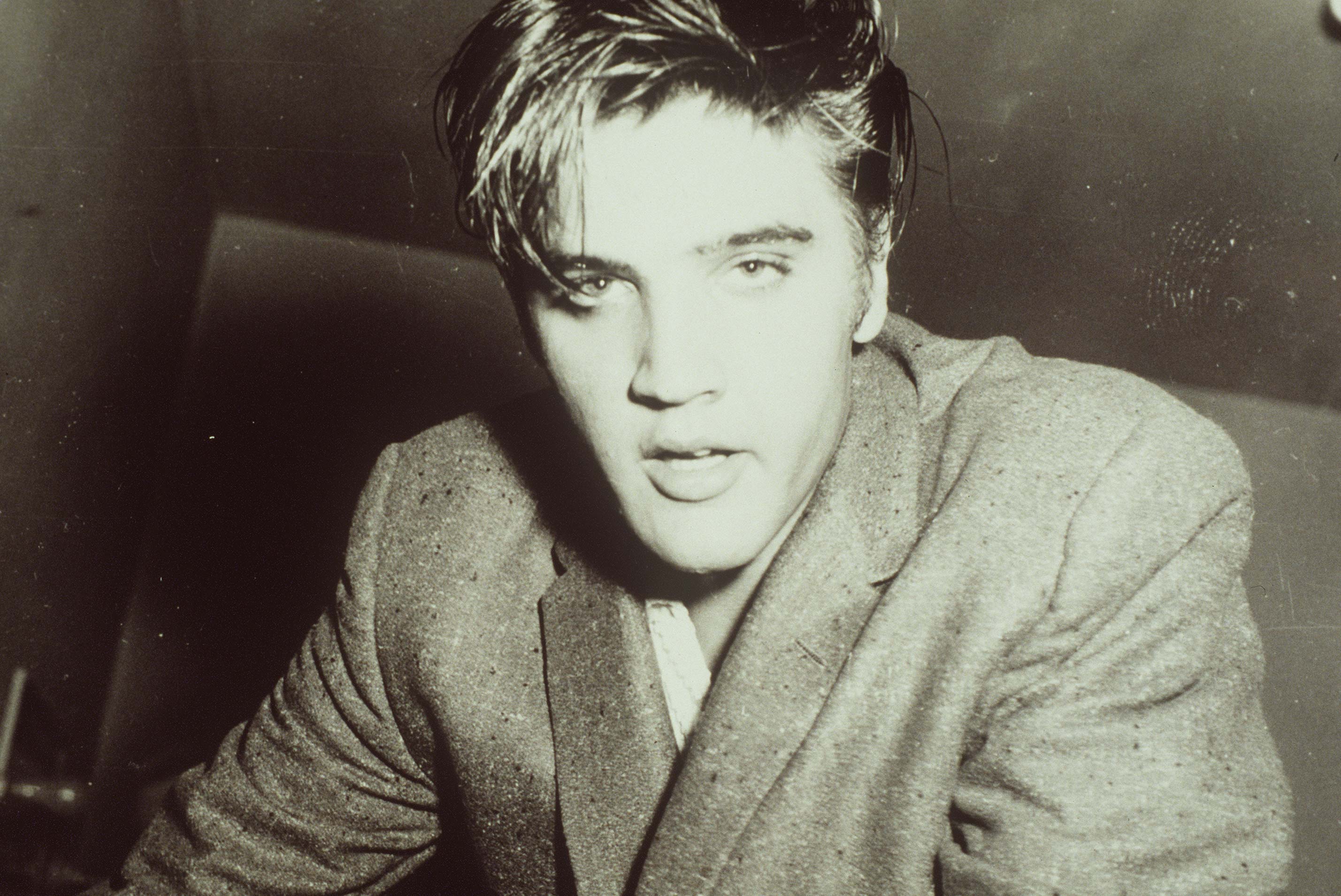 Elvis Presley On The Stage X Wallpaper