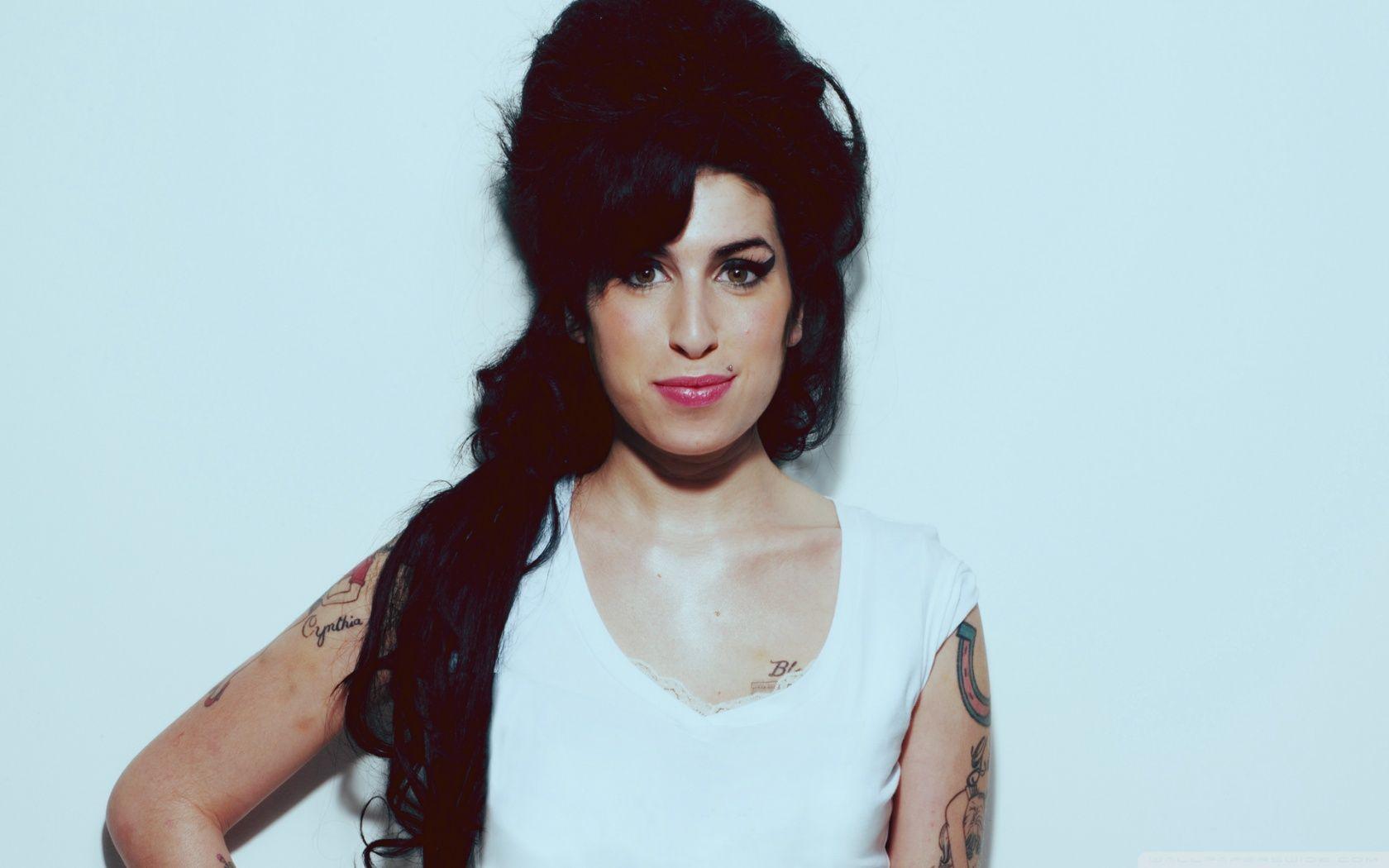 Amy Winehouse Smiling HD desktop wallpaper, High Definition