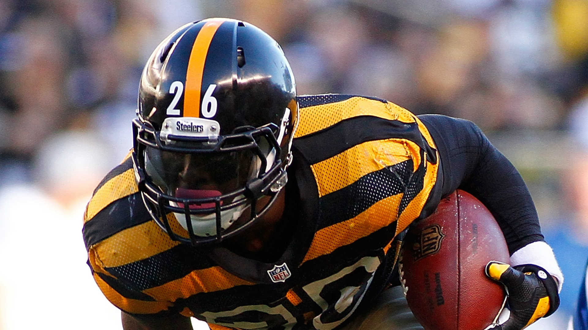 Pittsburgh RB Le'Veon Bell ropes himself into prom date