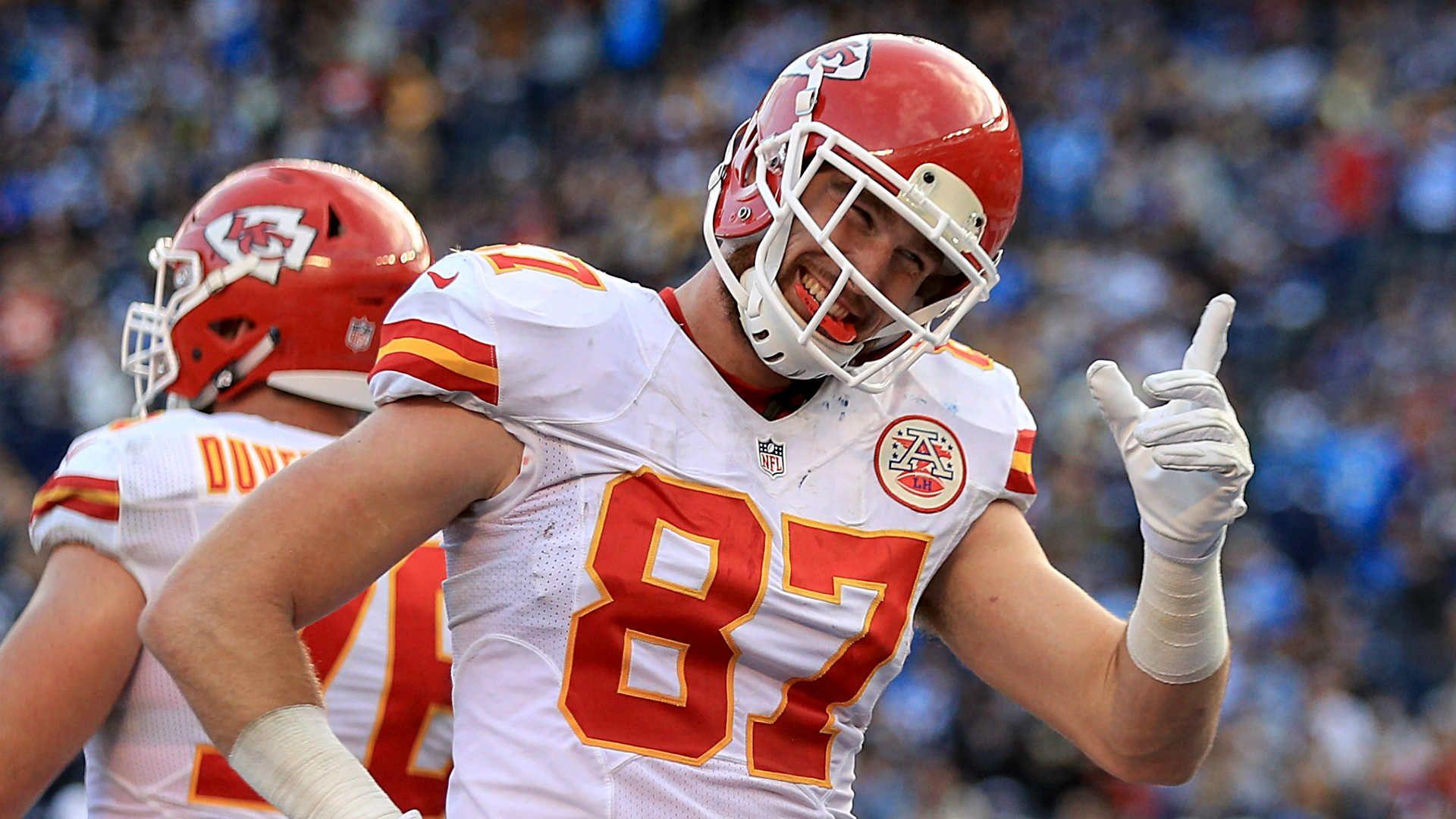 Chiefs' Travis Kelce arrives for playoff game using shoe as phone