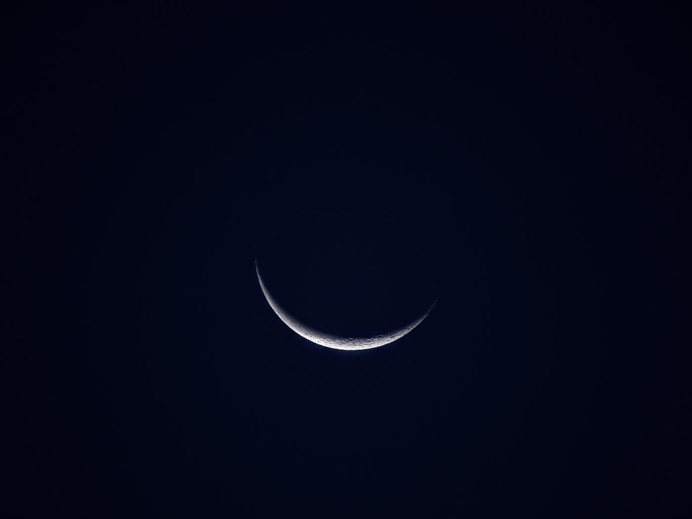 Crescent Moon Night Sky 5k 1400x1050 Resolution HD 4k