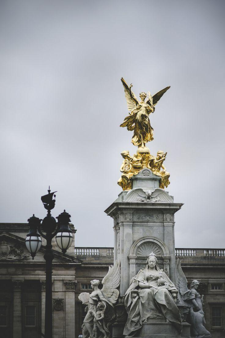Queen Victoria Memorial in front of Buckingham Palace. Dope