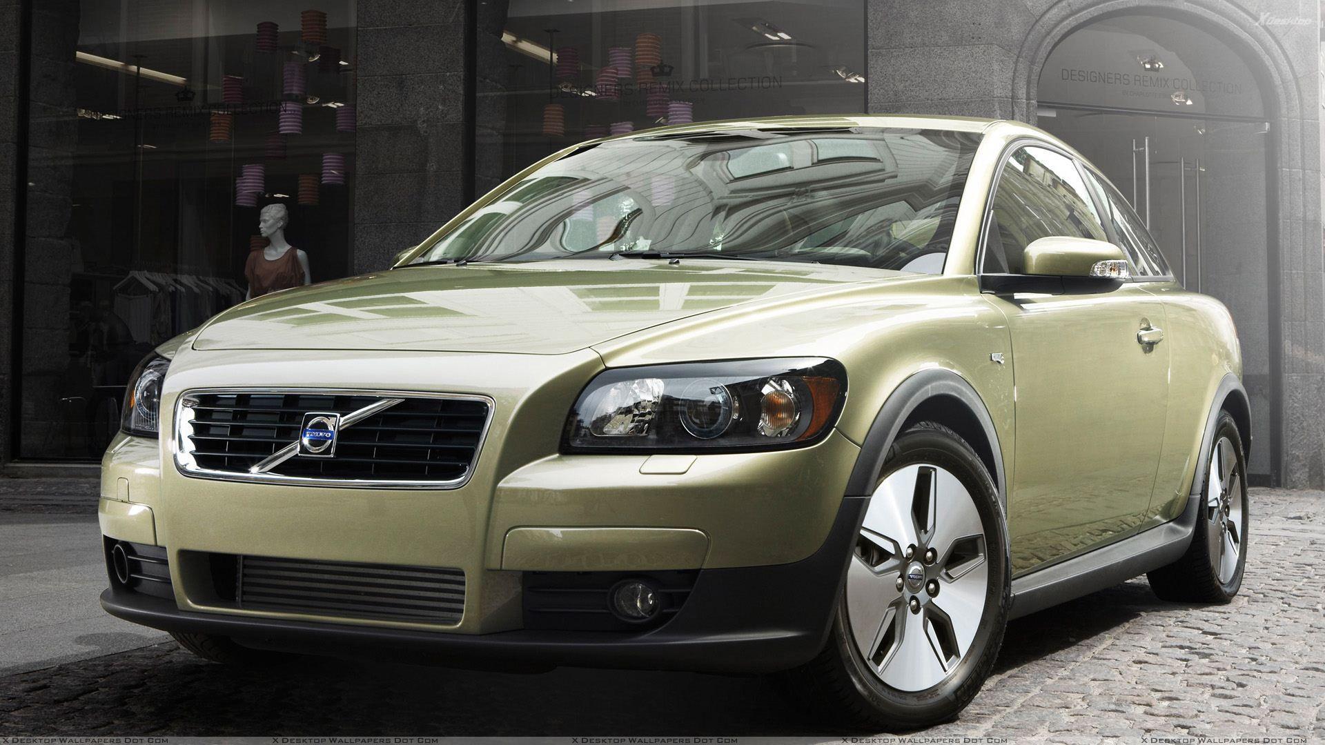 Volvo C30 In Green Front Pose Wallpaper