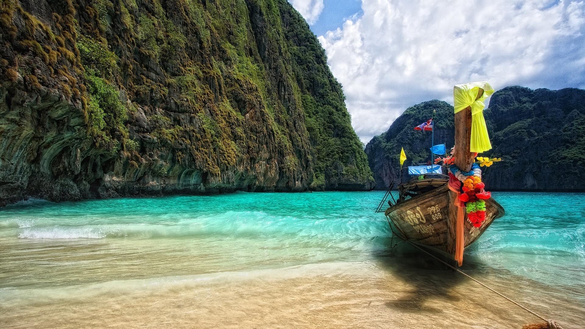 Boat near the shore in Phuket wallpaper and image
