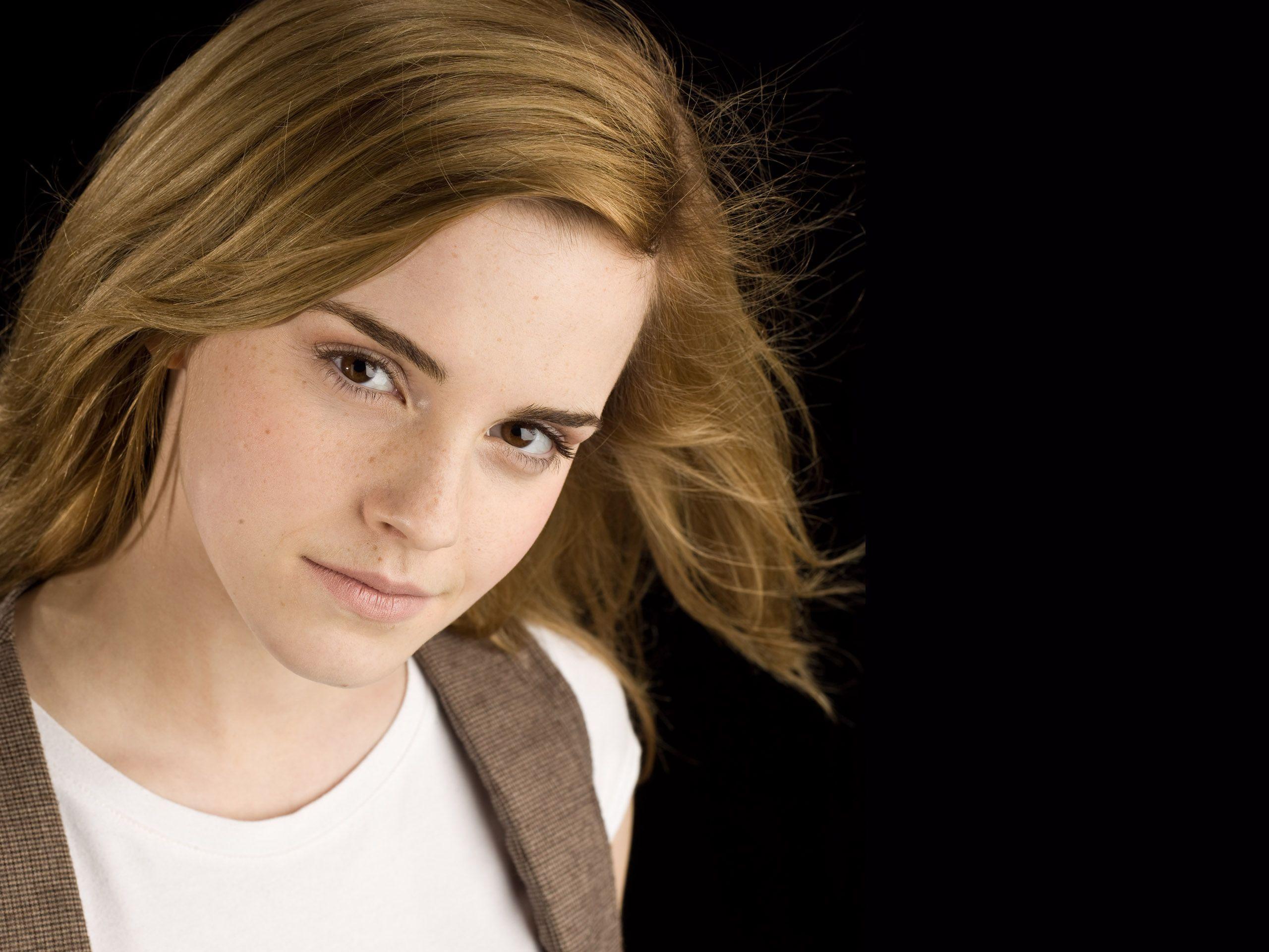 Emma Watson in Black Wallpaper