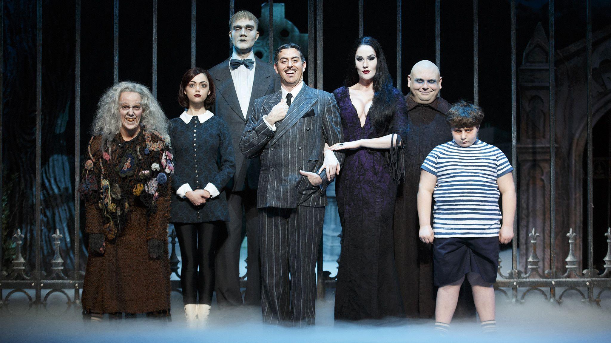 Pix For > The Addams Family Wallpaper