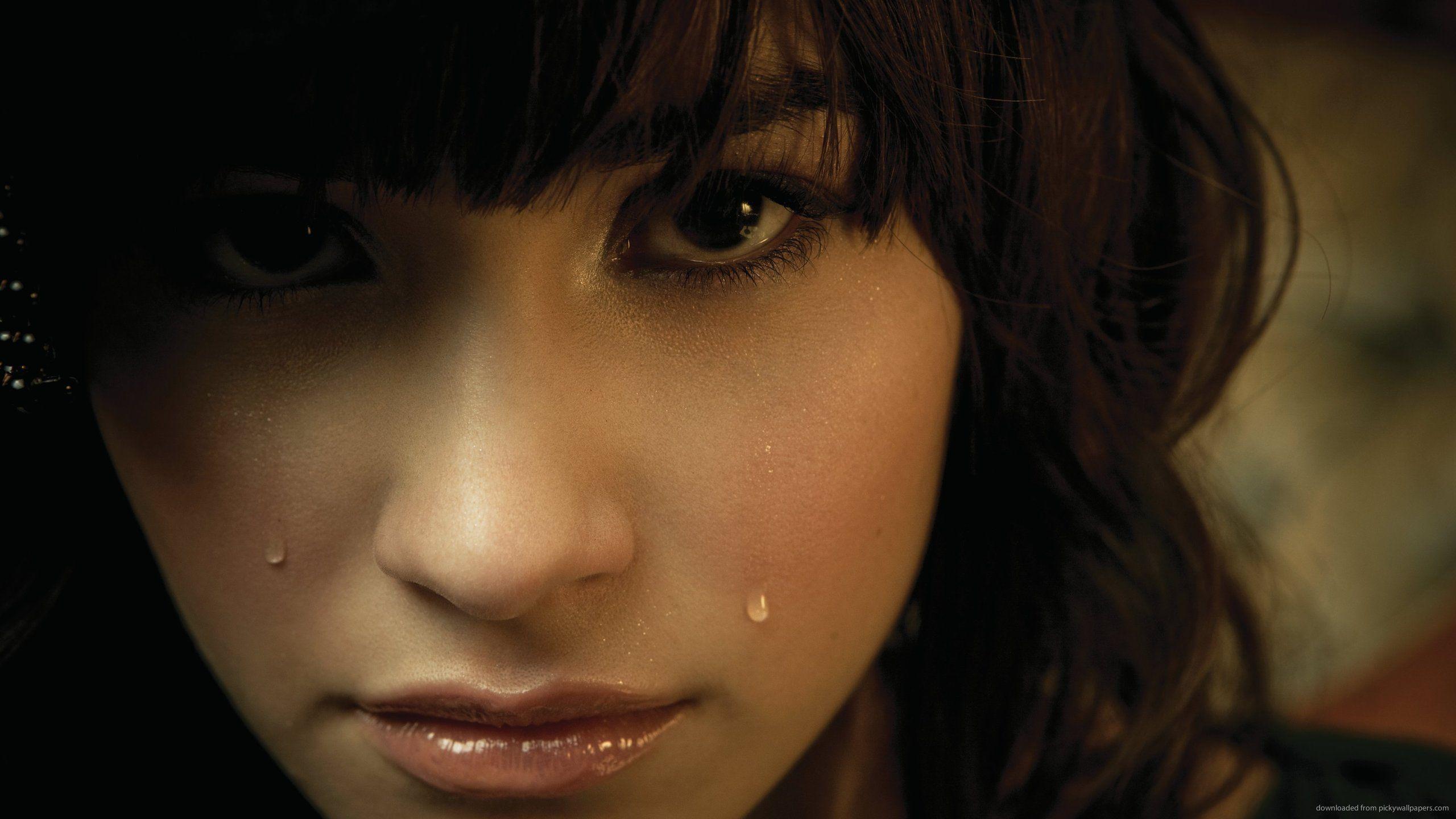 Download 2560x1440 Demi Lovato Crying Wallpaper