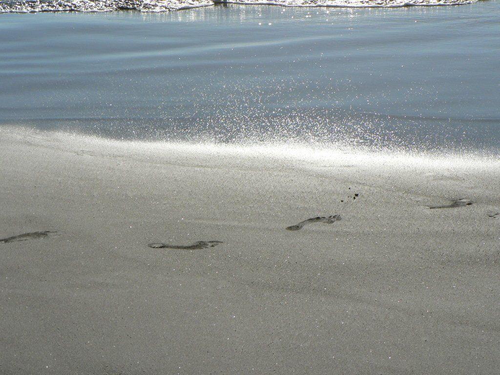 Public domain image picture of footprints in the sand