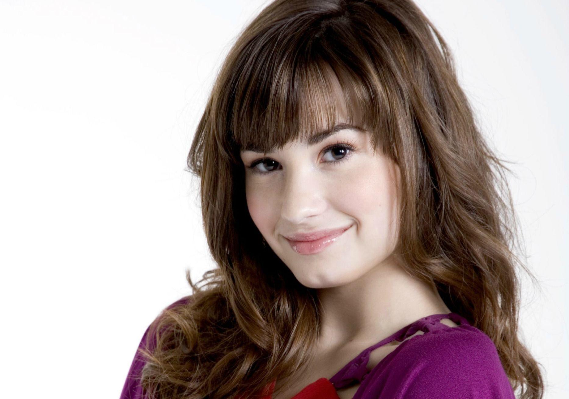 Demi Lovato Cute Smile HD Wallpaper