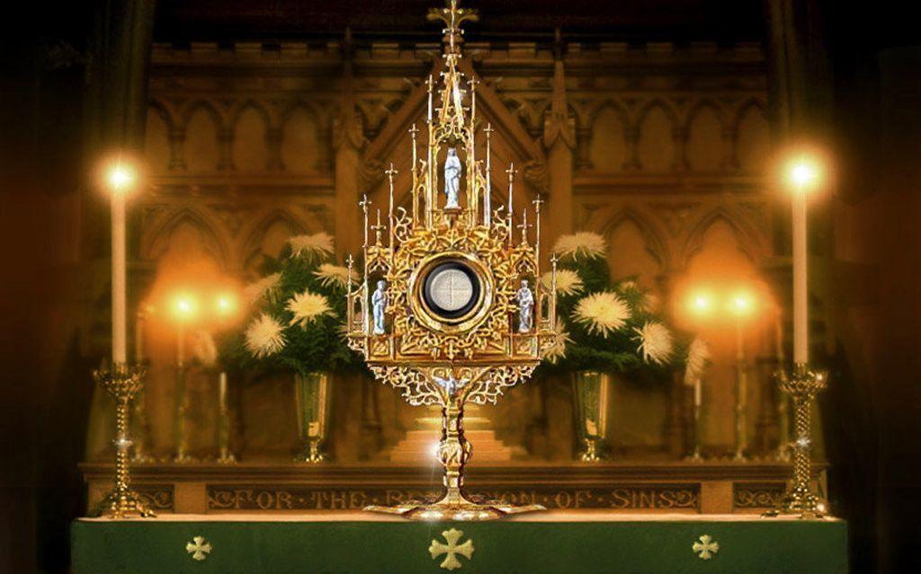 Eucharist in monstrance_2. Catholic Religion Teacher