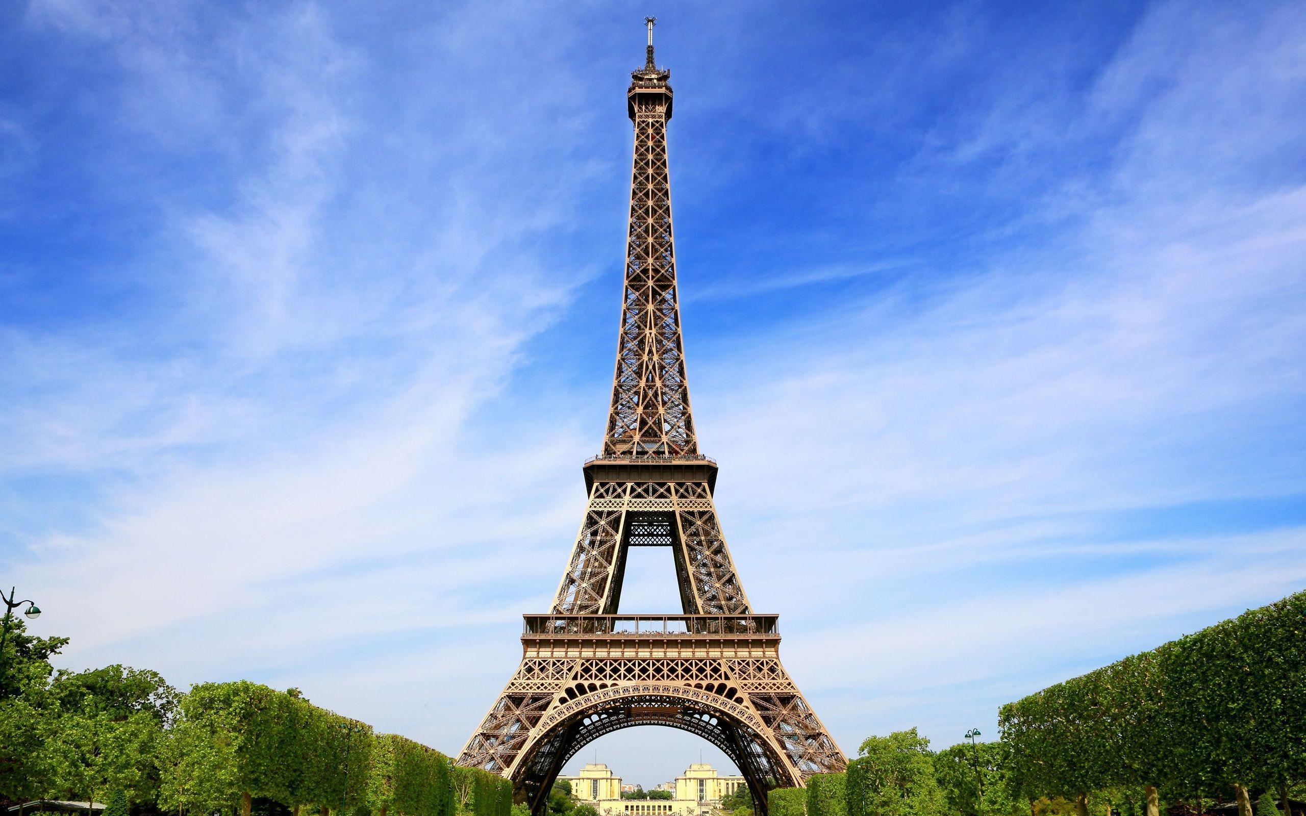Eiffel Tower HD Desktop Image