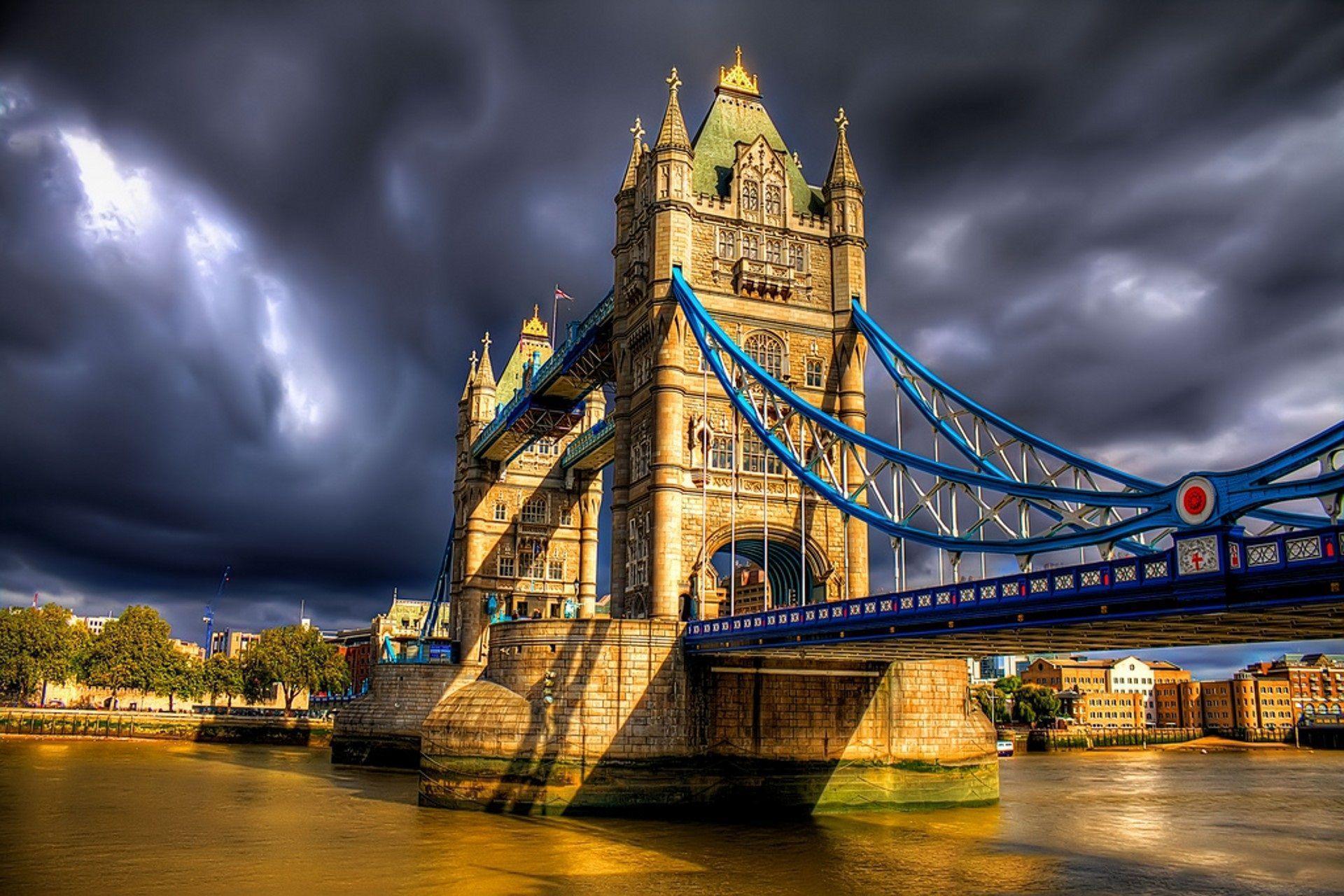 Tower Bridge at Night Windows 8.1 Theme. Windows 8.1 Themes