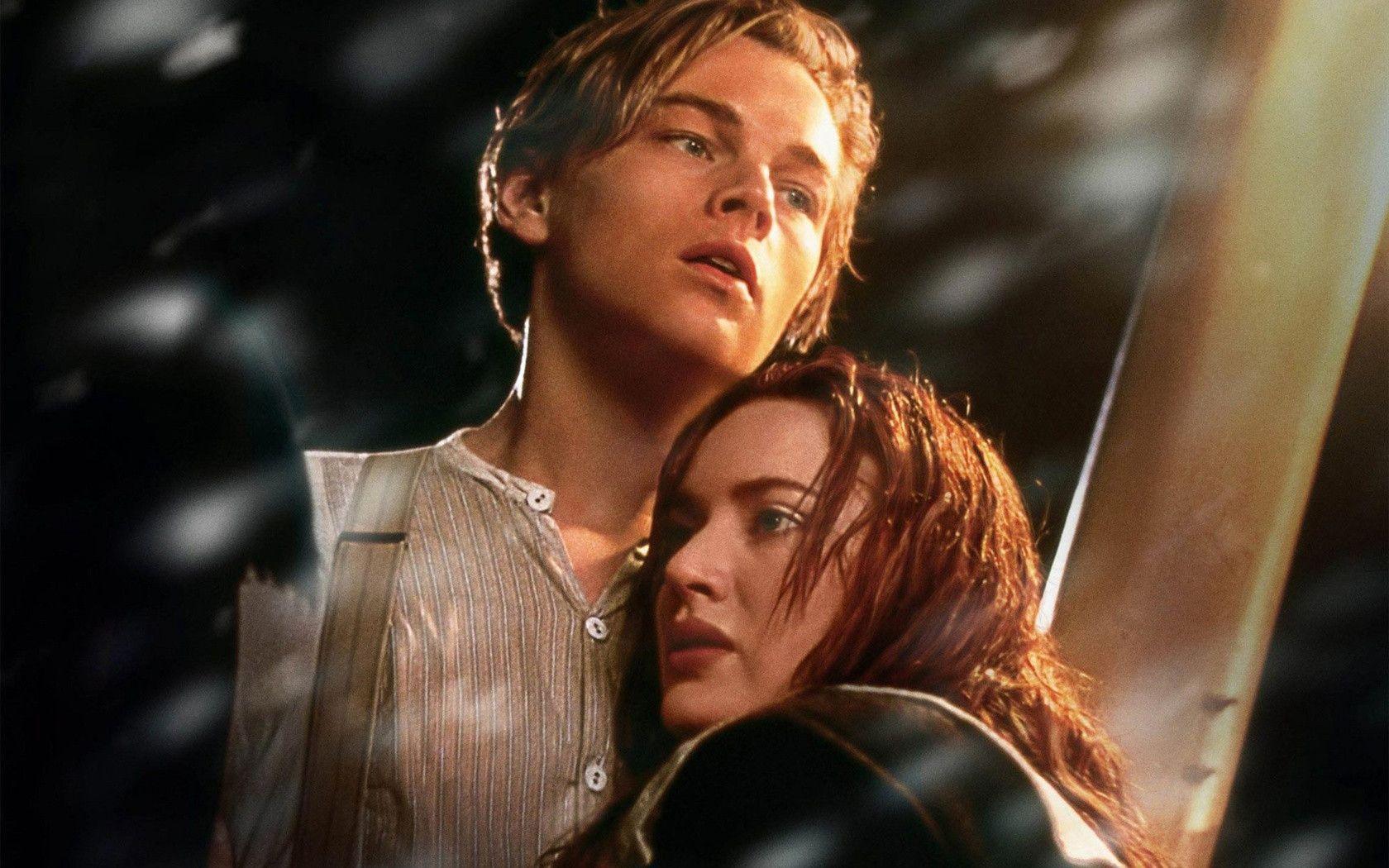 Leonardo DiCaprio and Kate Winslet in Titanic Wallpaper