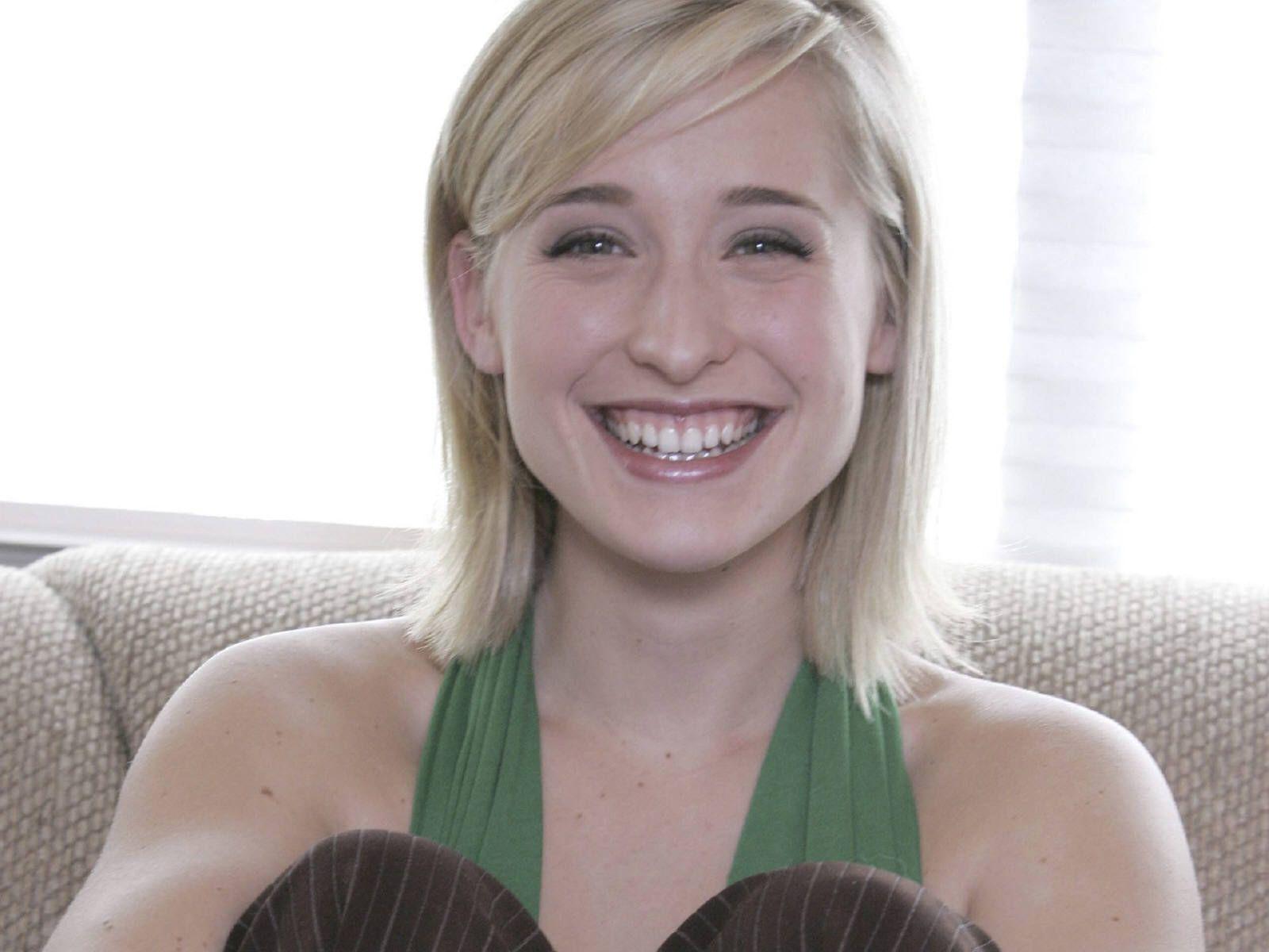 Allison Mack Wallpapers - Wallpaper Cave