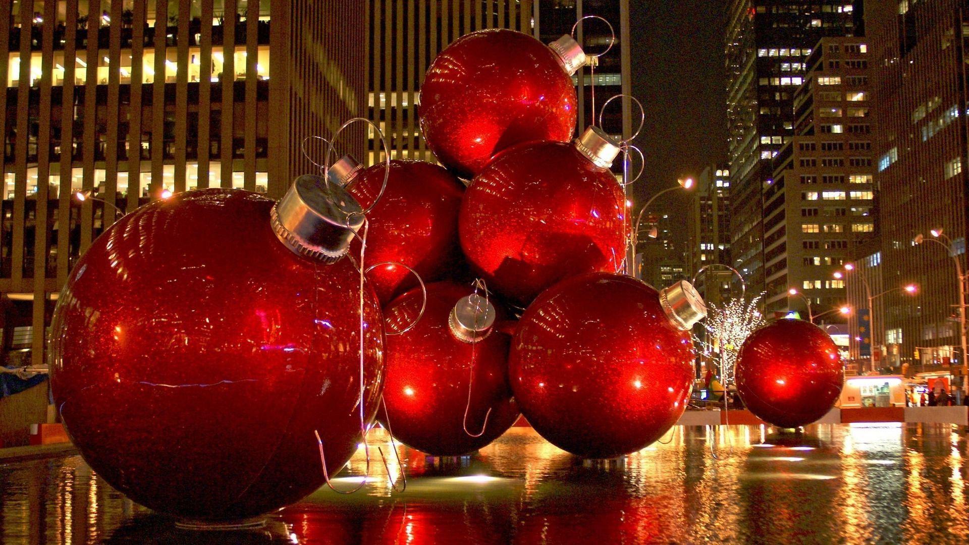 Giant Christmas ornaments in Manhattan Wallpaper #