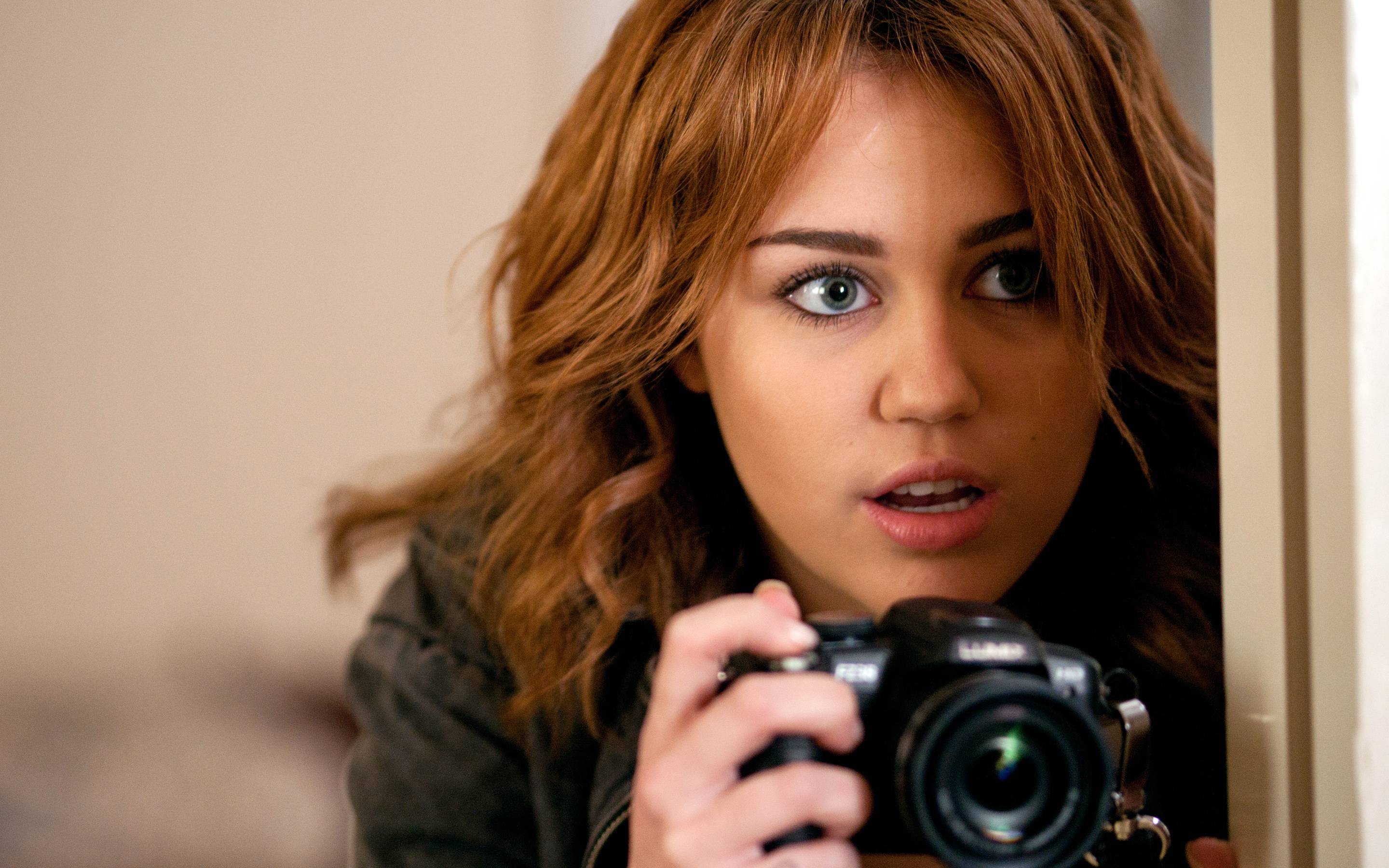 Miley Cyrus in So Undercover Wallpaper