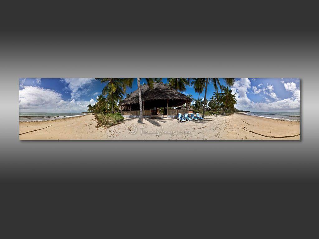 Free Computer Desktop Wallpaper: Panoramic view of a beach