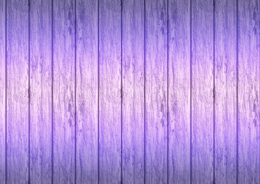 Девушка на фоне фиолетового заборчика