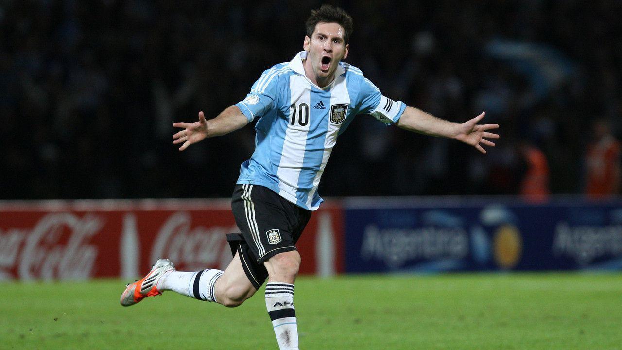 Lionel Messi on Top Soccer Wallpaper 2013. Widescreen Wallpaper