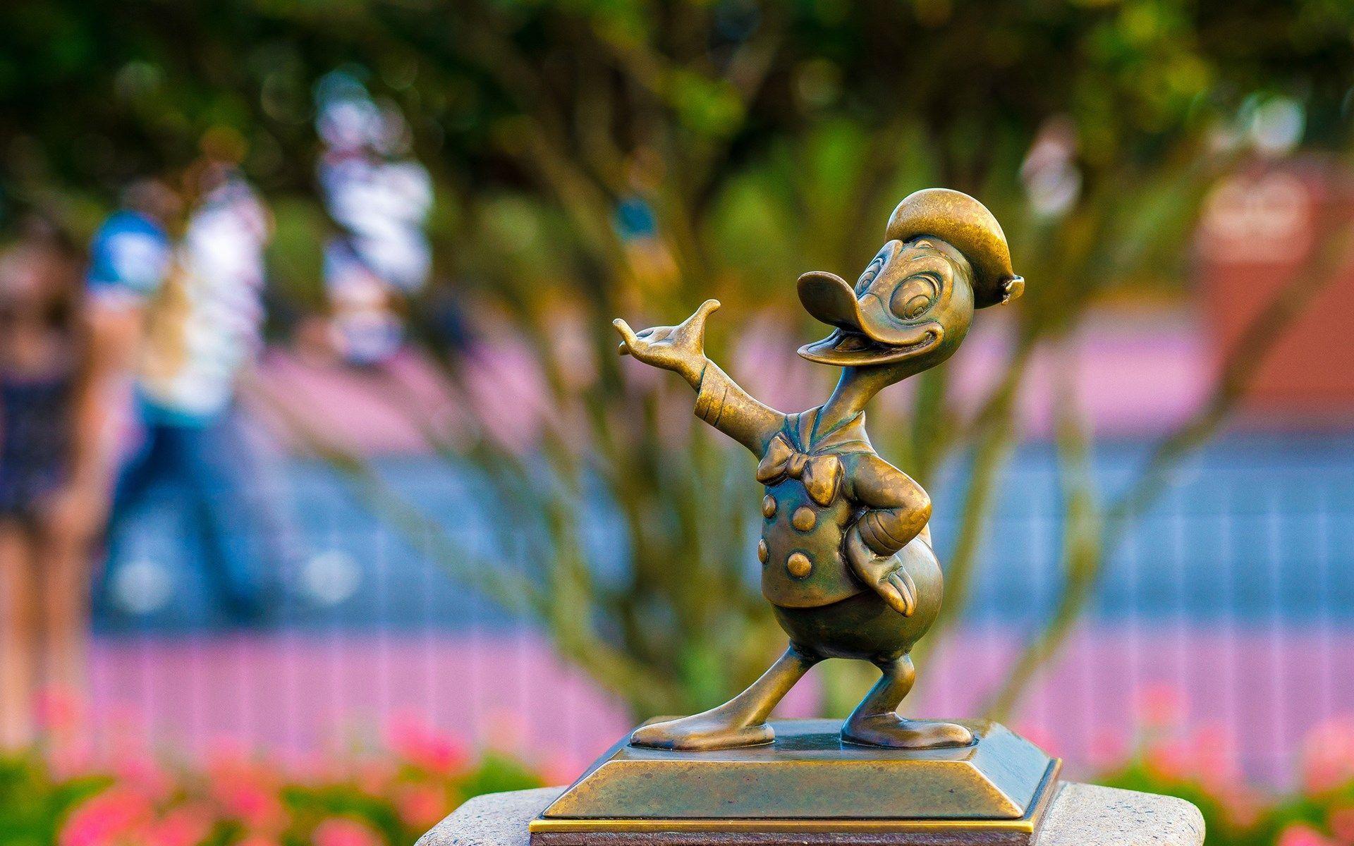 Daffy Duck Disney Brass Statue Park HD Wallpaper