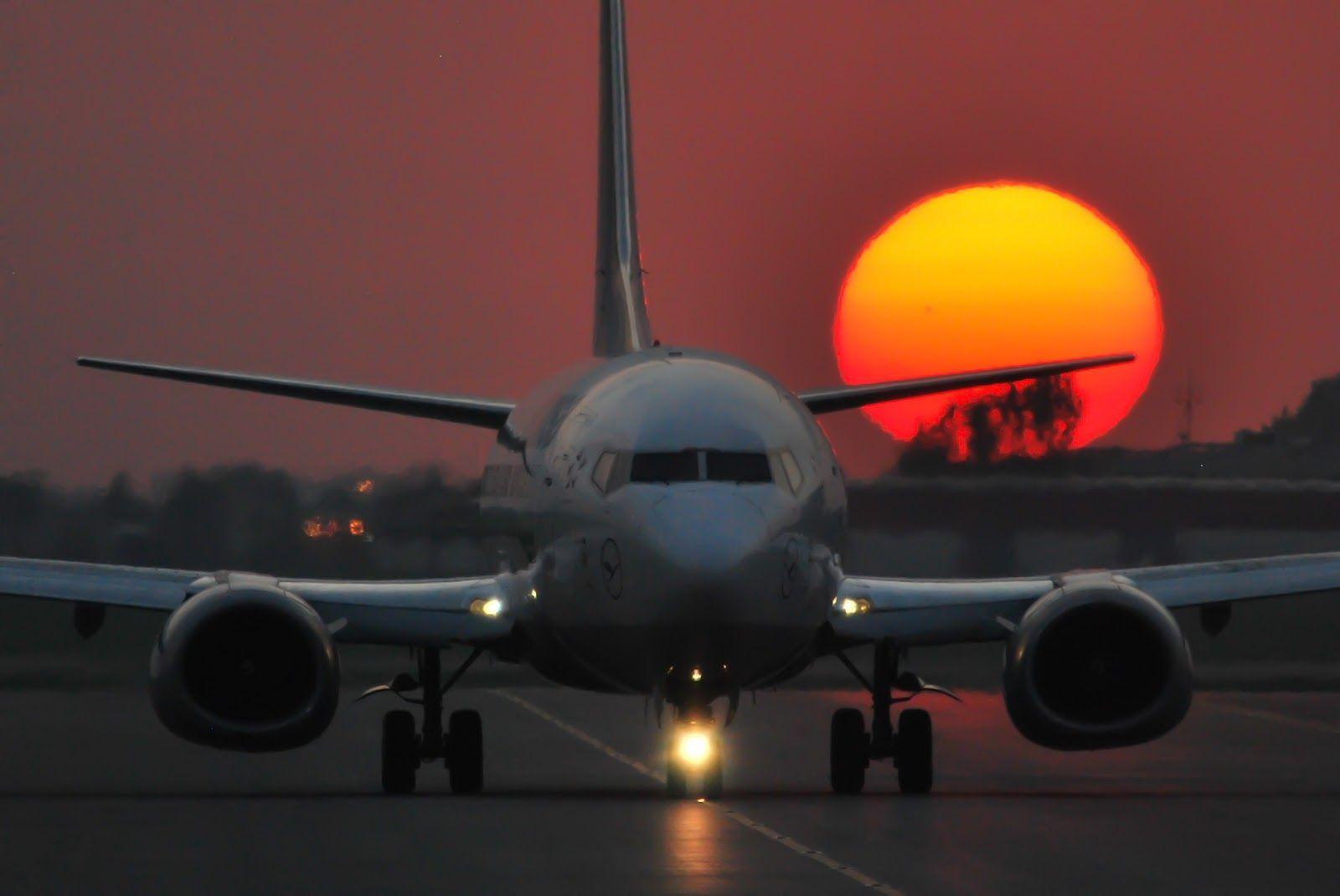 Boeing 737 500 Sunset Taxiing Aircraft Wallpaper 2733