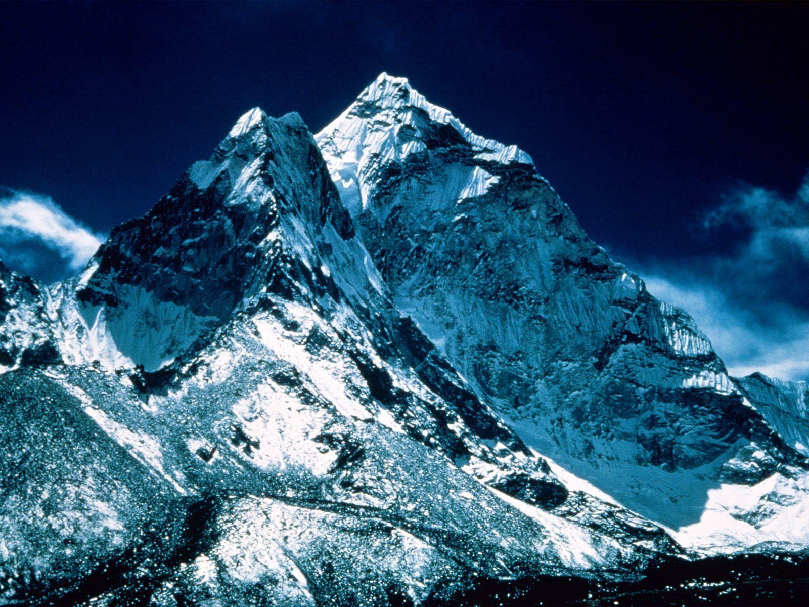 Everest Wallpaper
