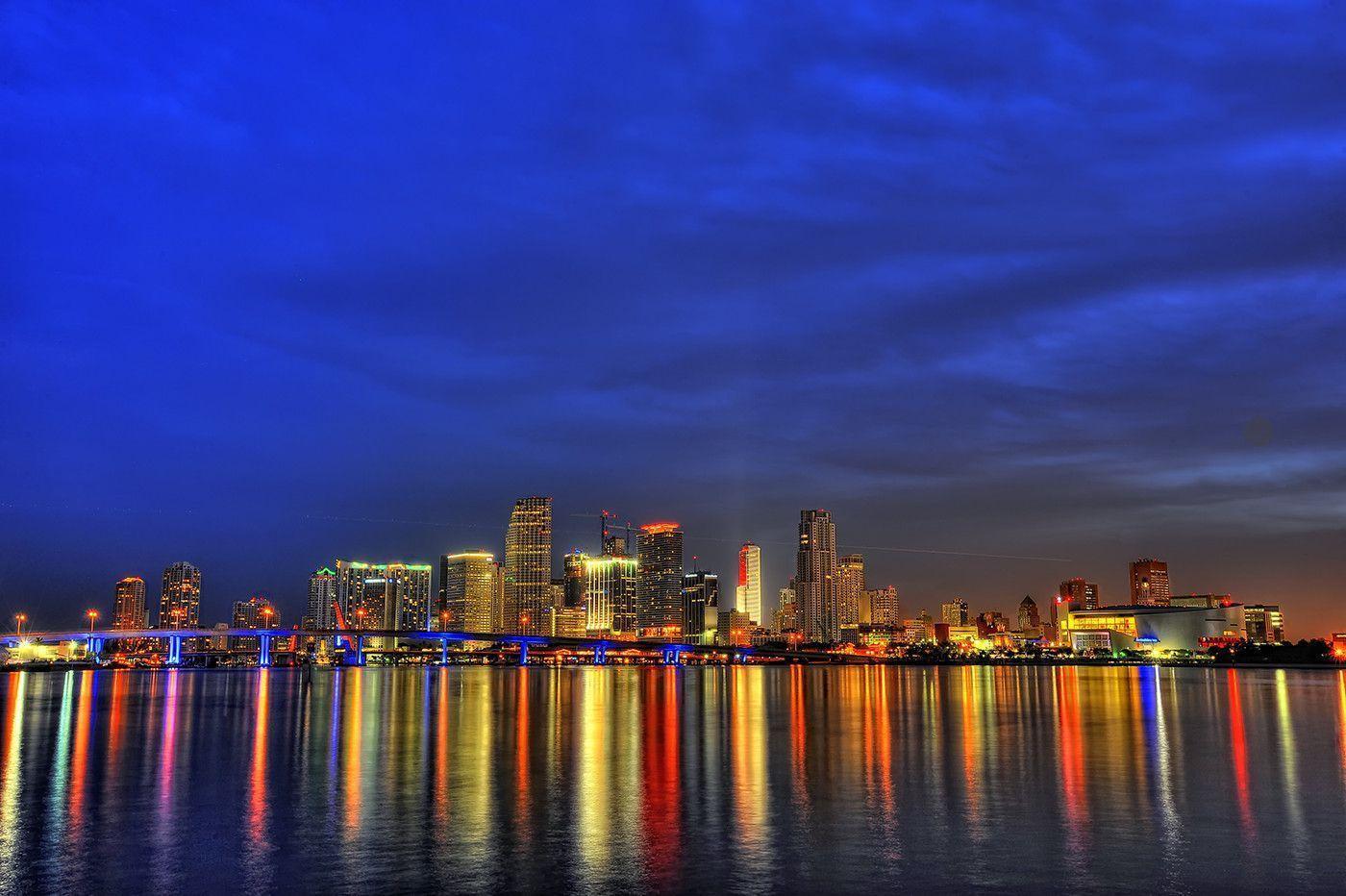 Downtown Miami Skyline at dusk HD wallpaper