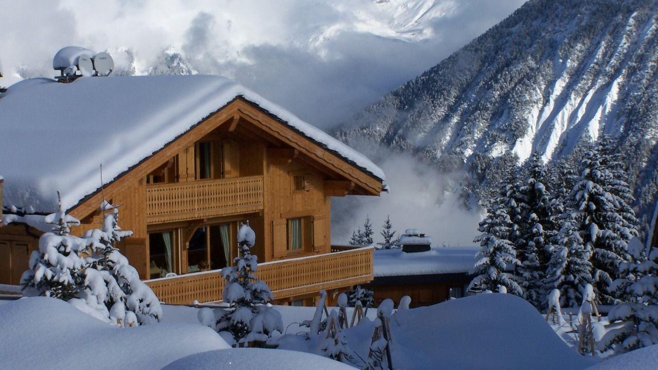 Mountain Cabin in Winter 1280 x 720 Wallpaper