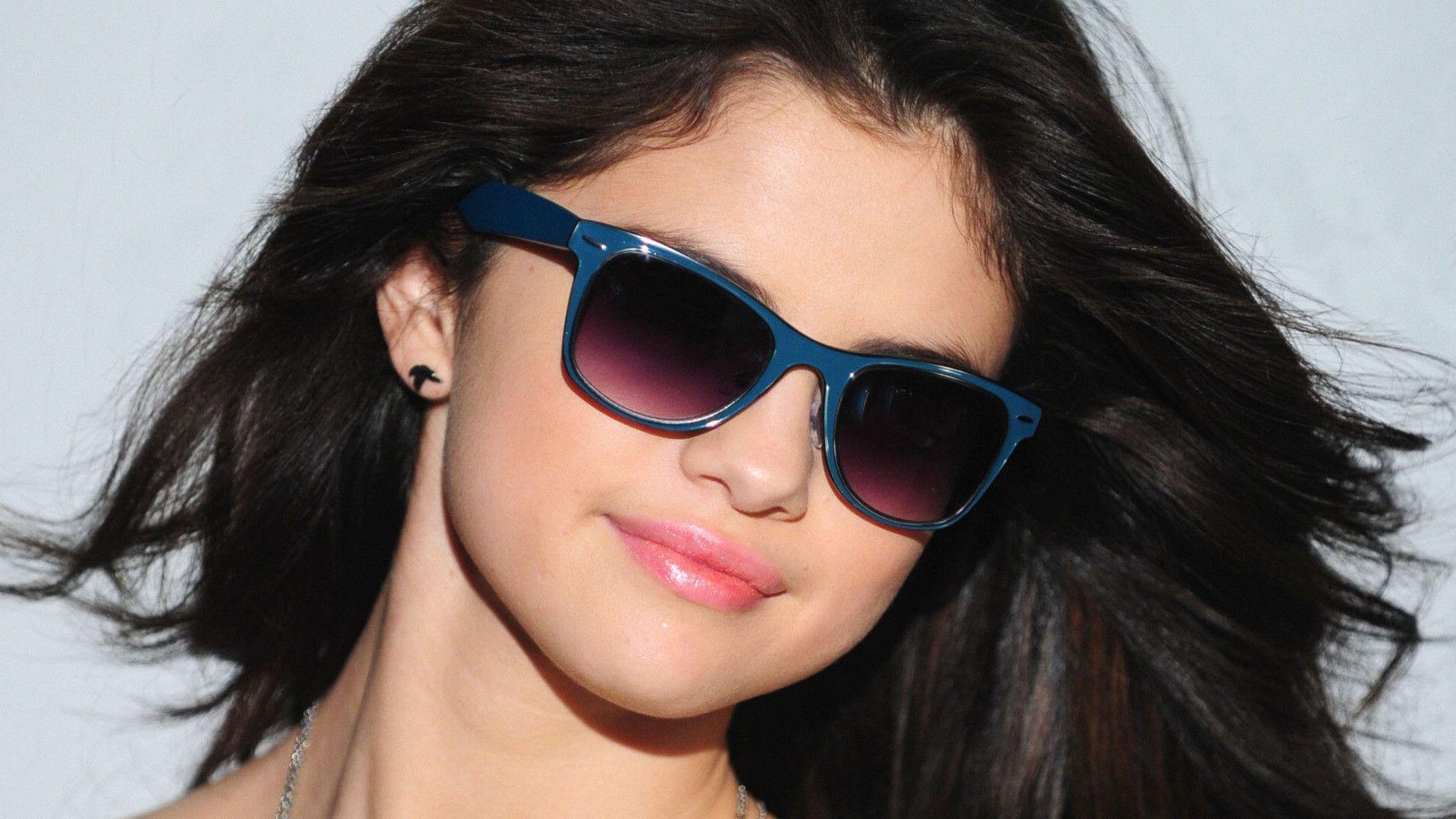 Selena Gomez Sunglasses Wallpaper 39787 in Celebrities F