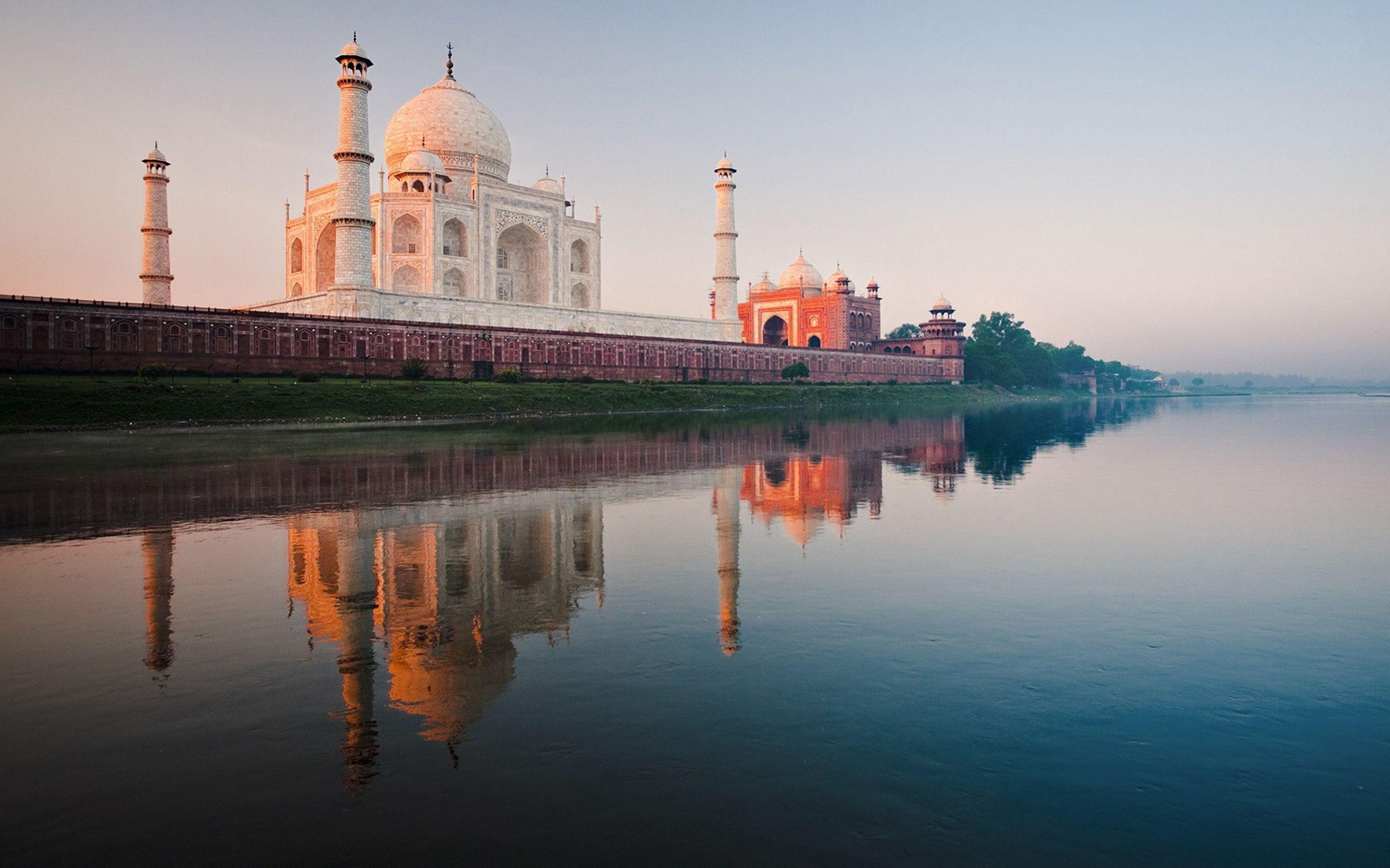 Download Free 2560x1600 India&;s Taj Mahal reflected Desktop