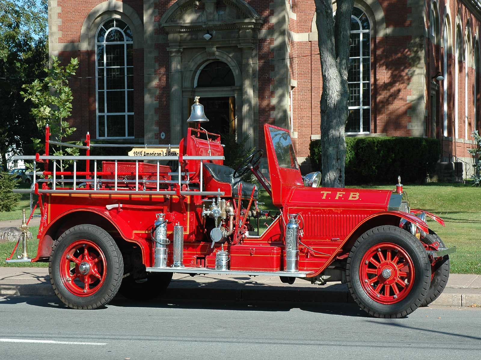 Old Fire Truck Wallpaper Image featuring Cars