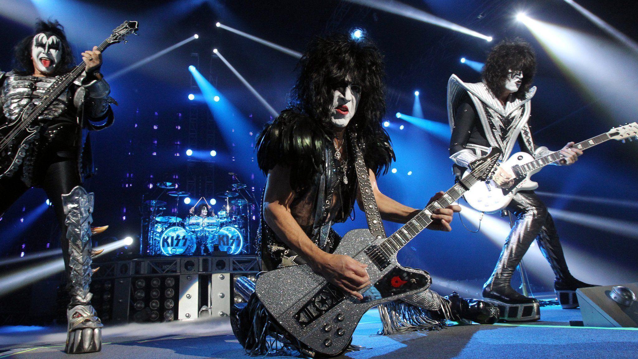 Kiss to close Download 2015