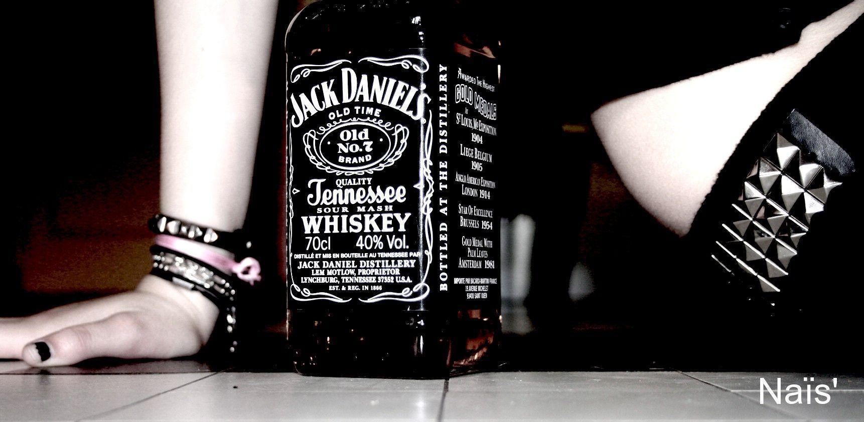 Девчонку на вечеринке выебли в жопу бутылкой Джек Дэниелс фото