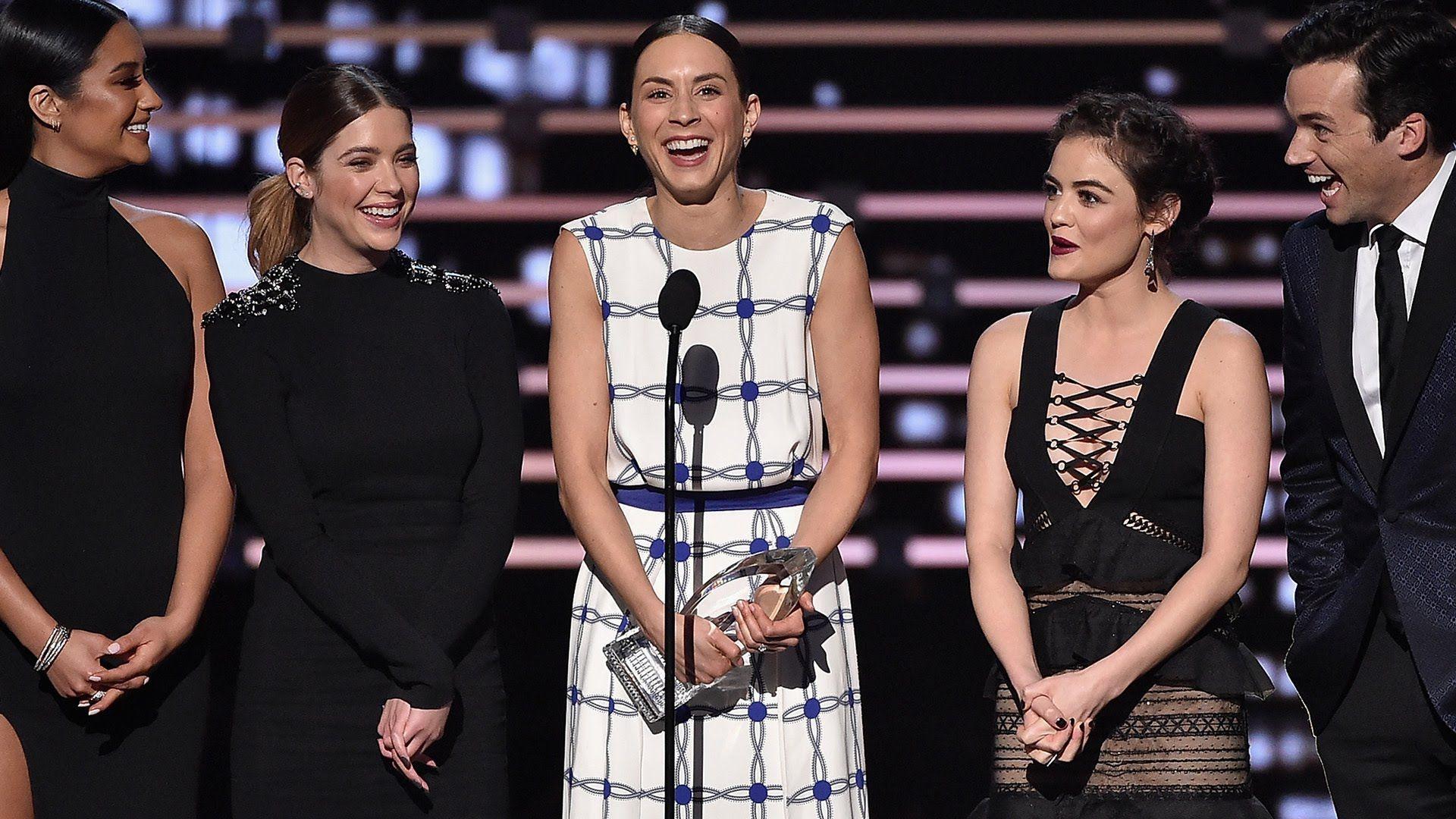 Pretty Little Liars Cast Accepts Award For Best Cable TV Drama At