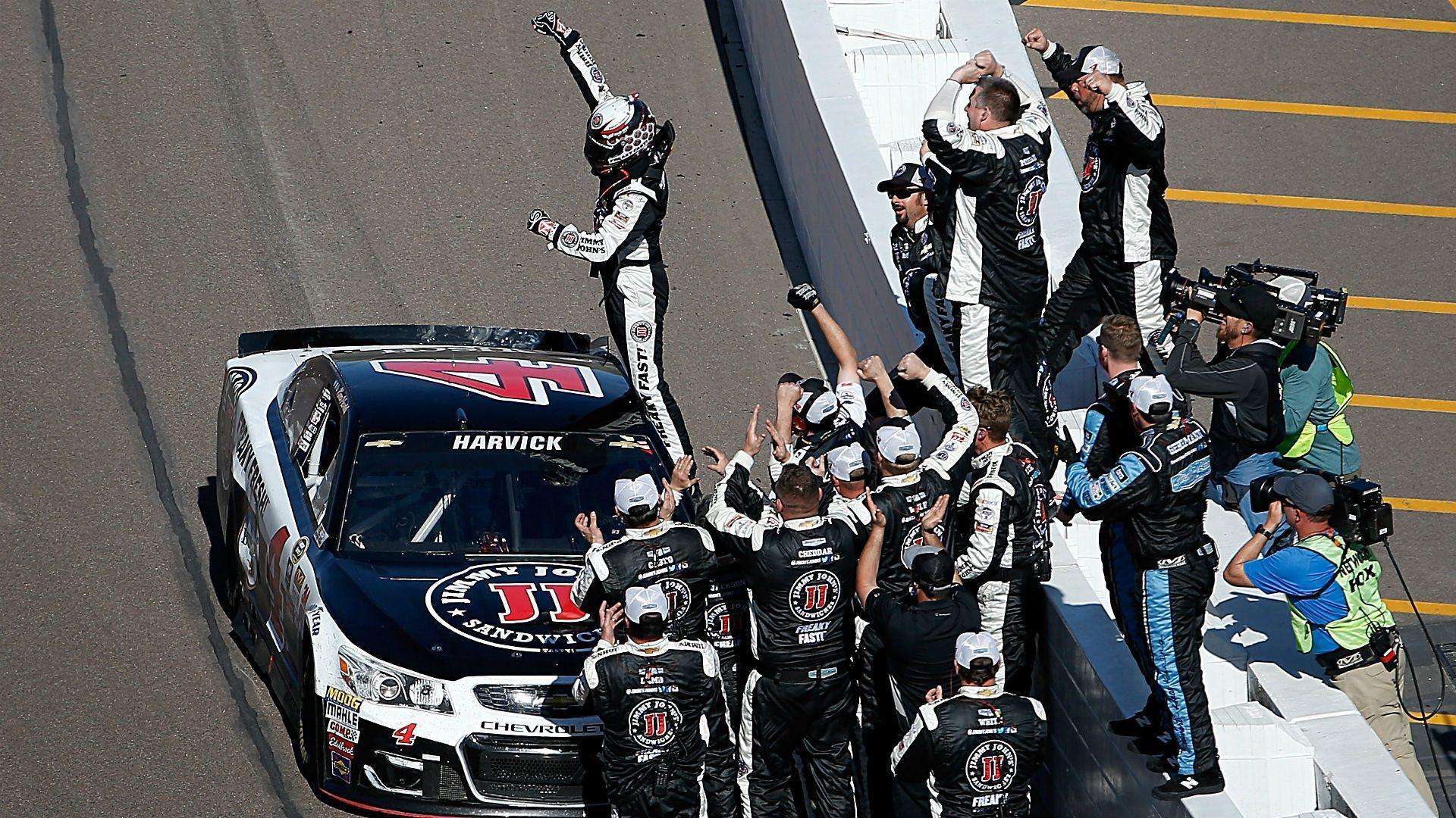 NASCAR results at Phoenix: Kevin Harvick edges Carl Edwards