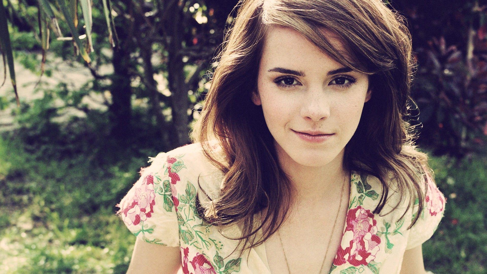 Actress Emma Watson Beautiful Photohoot. Download HD Wallpaper