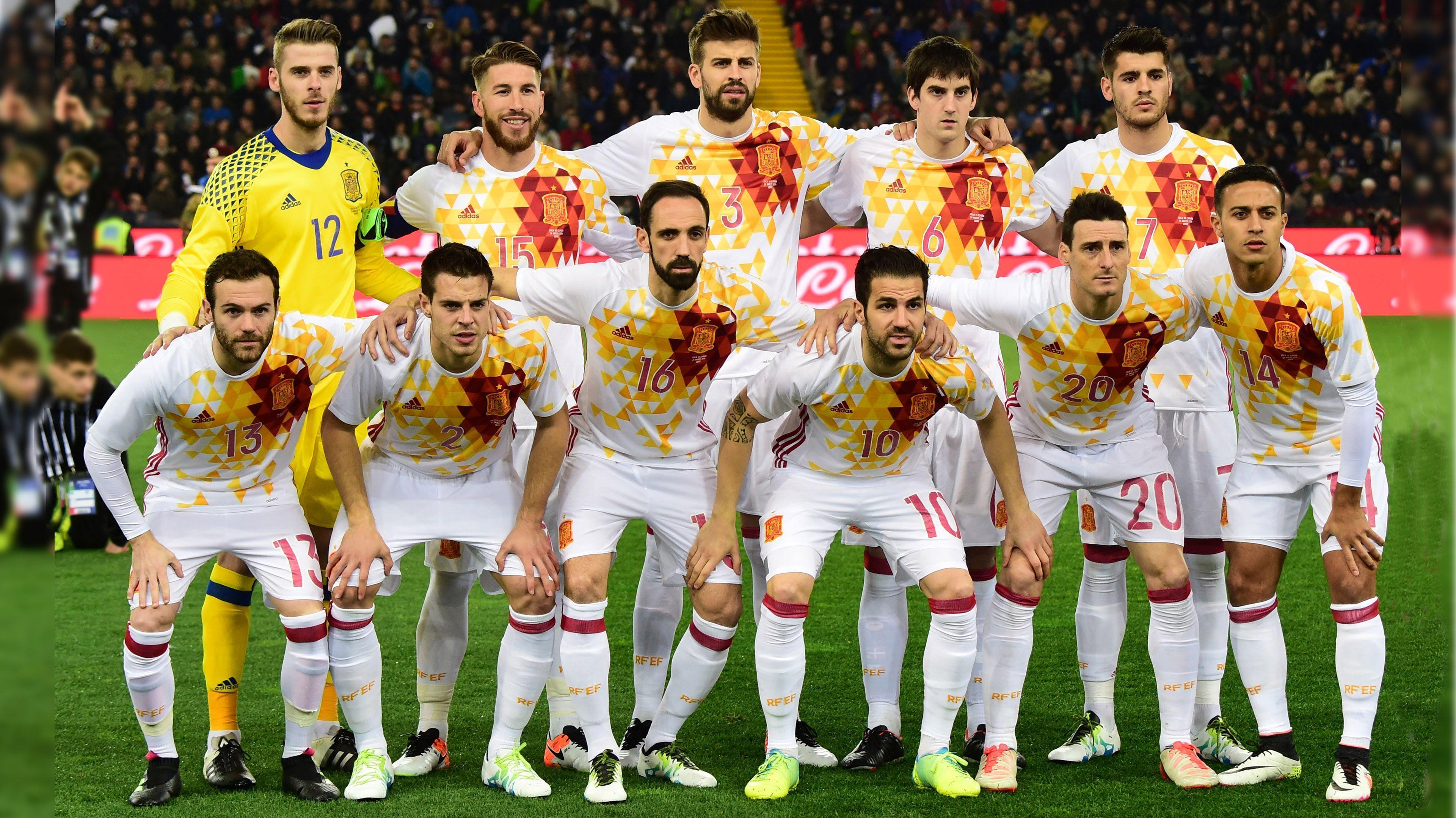  The image shows the Spanish national soccer team posing for a photo before a match.