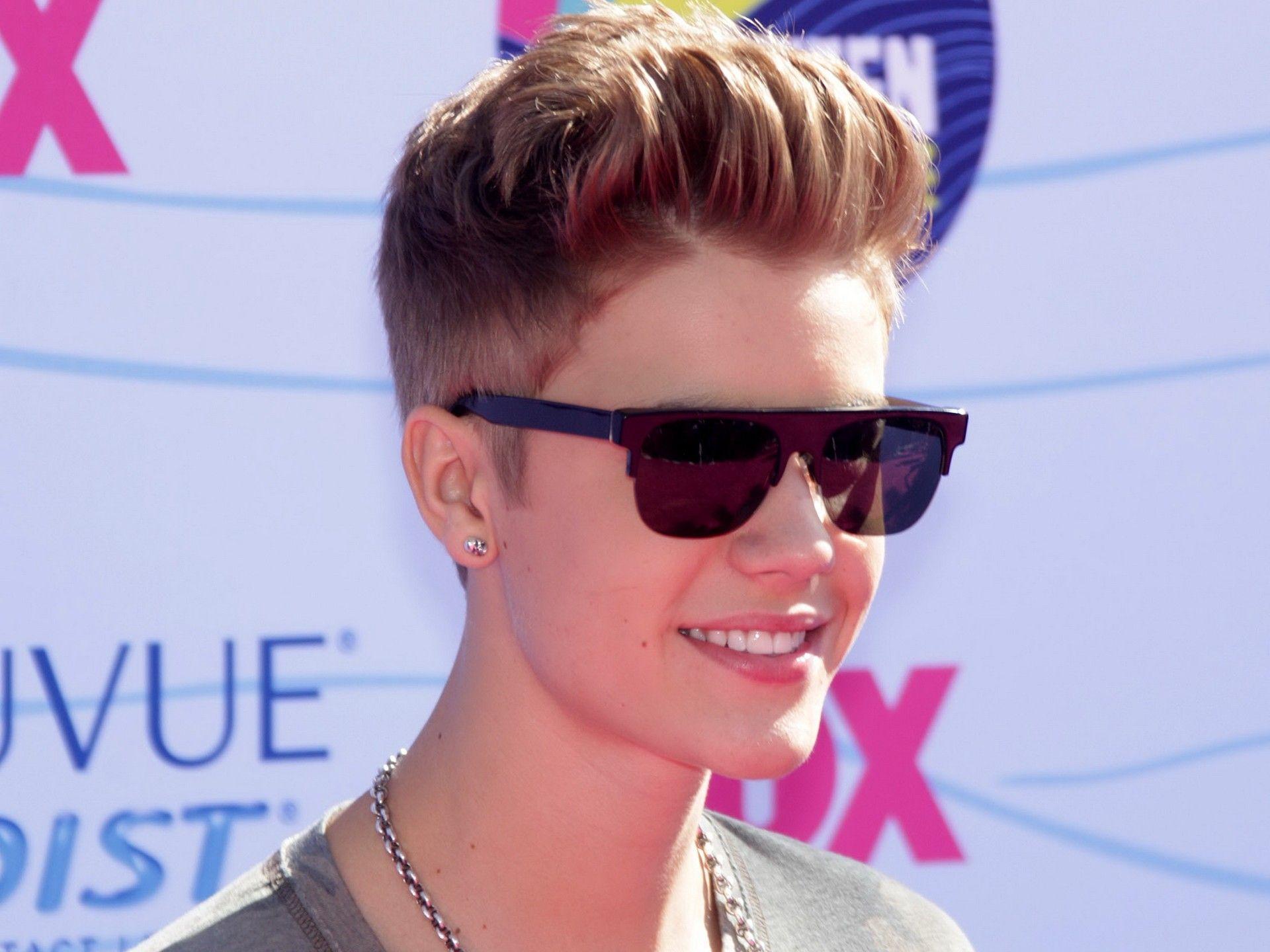 Justin Bieber Cool Hairstyle WallPaper HD /w