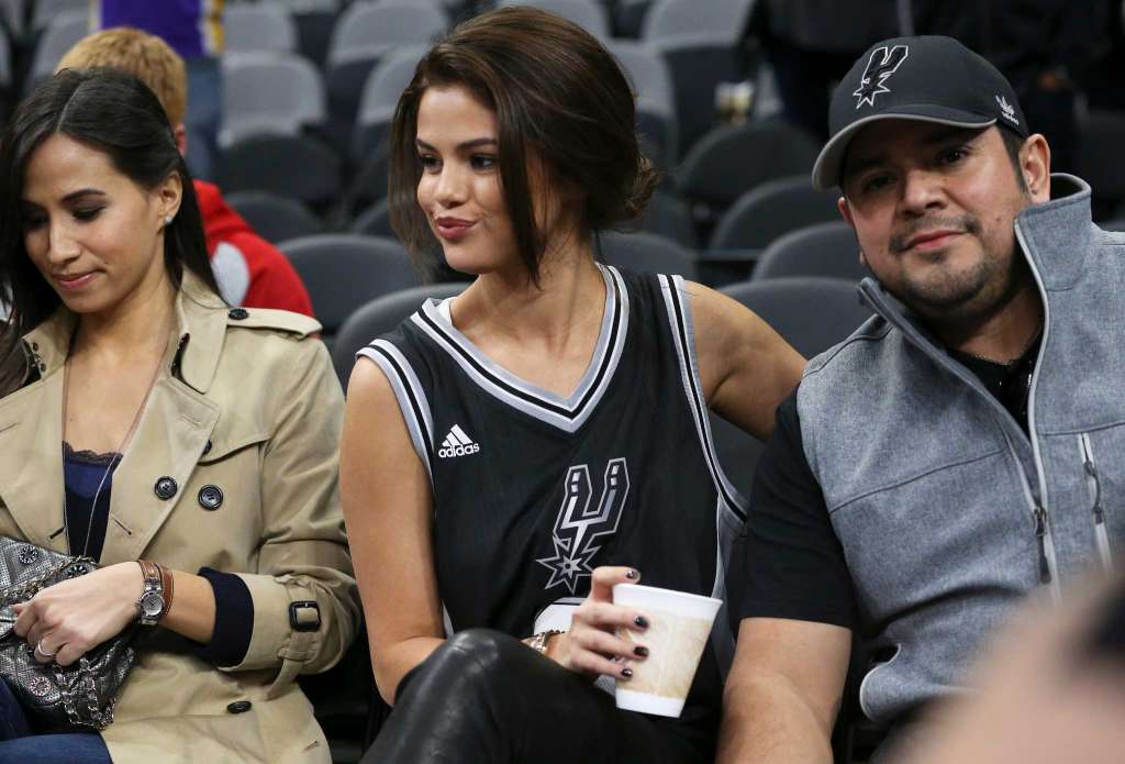 Selena Gomez caught showing love for Spurs on Facebook at Lakers