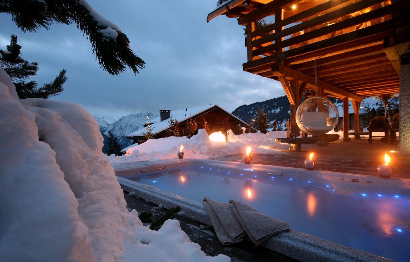 Милашка стоит в джакузи под открытым небом в Альпах