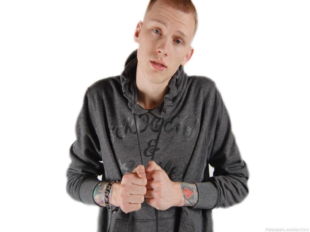 Wallpaper Mgk Keep Calm Love And Carry On Image Generator 600x700