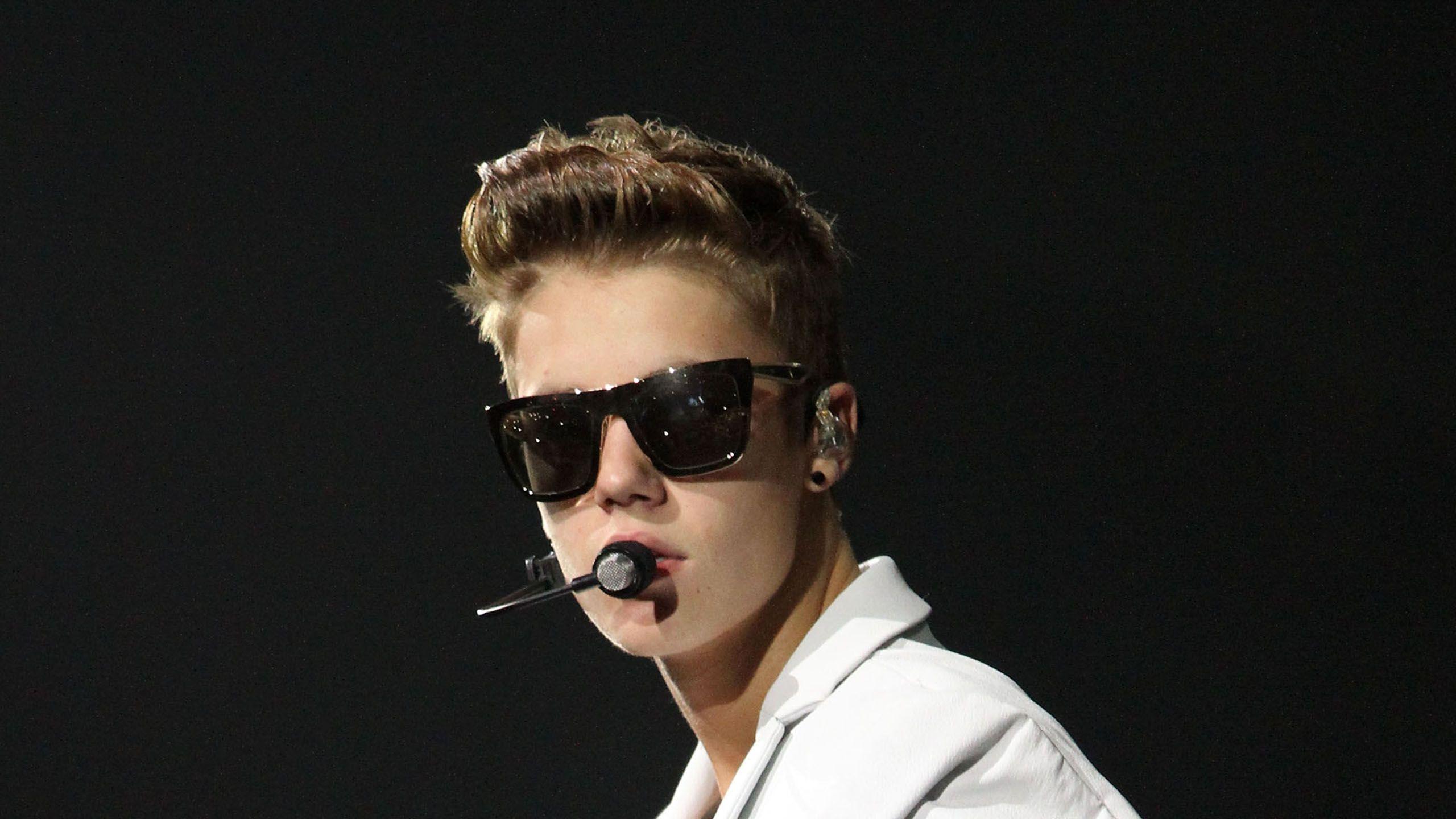 High Resolution Cool Justin Bieber with Glasses Full HD Wallpaper