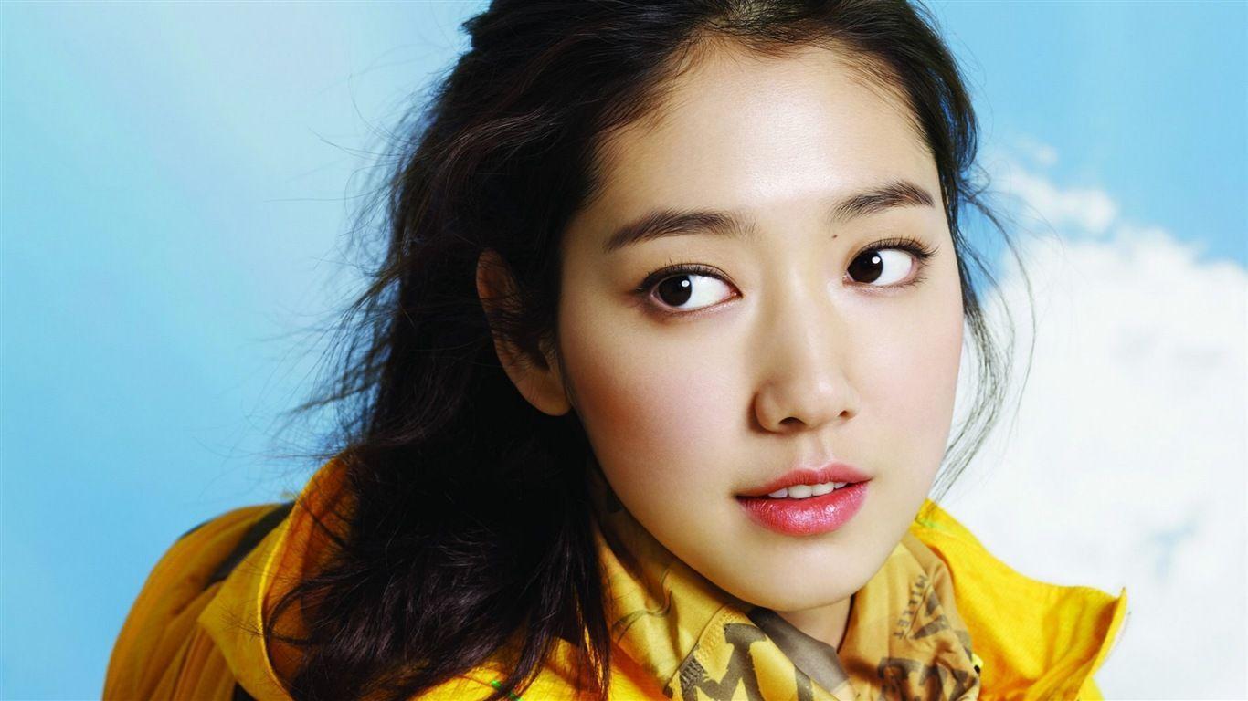 South Korean actress Park Shin Hye HD Wallpaper