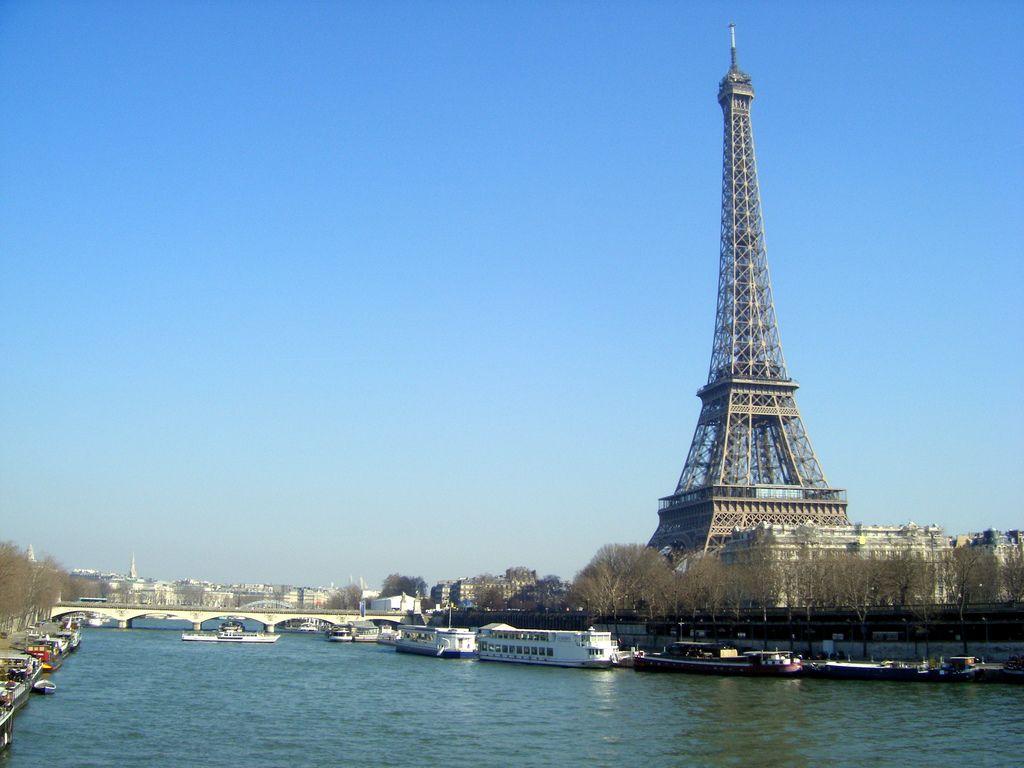 Tour Eiffel et La Seine HD Wallpaper. Wide Screen Wallpaper 1080p