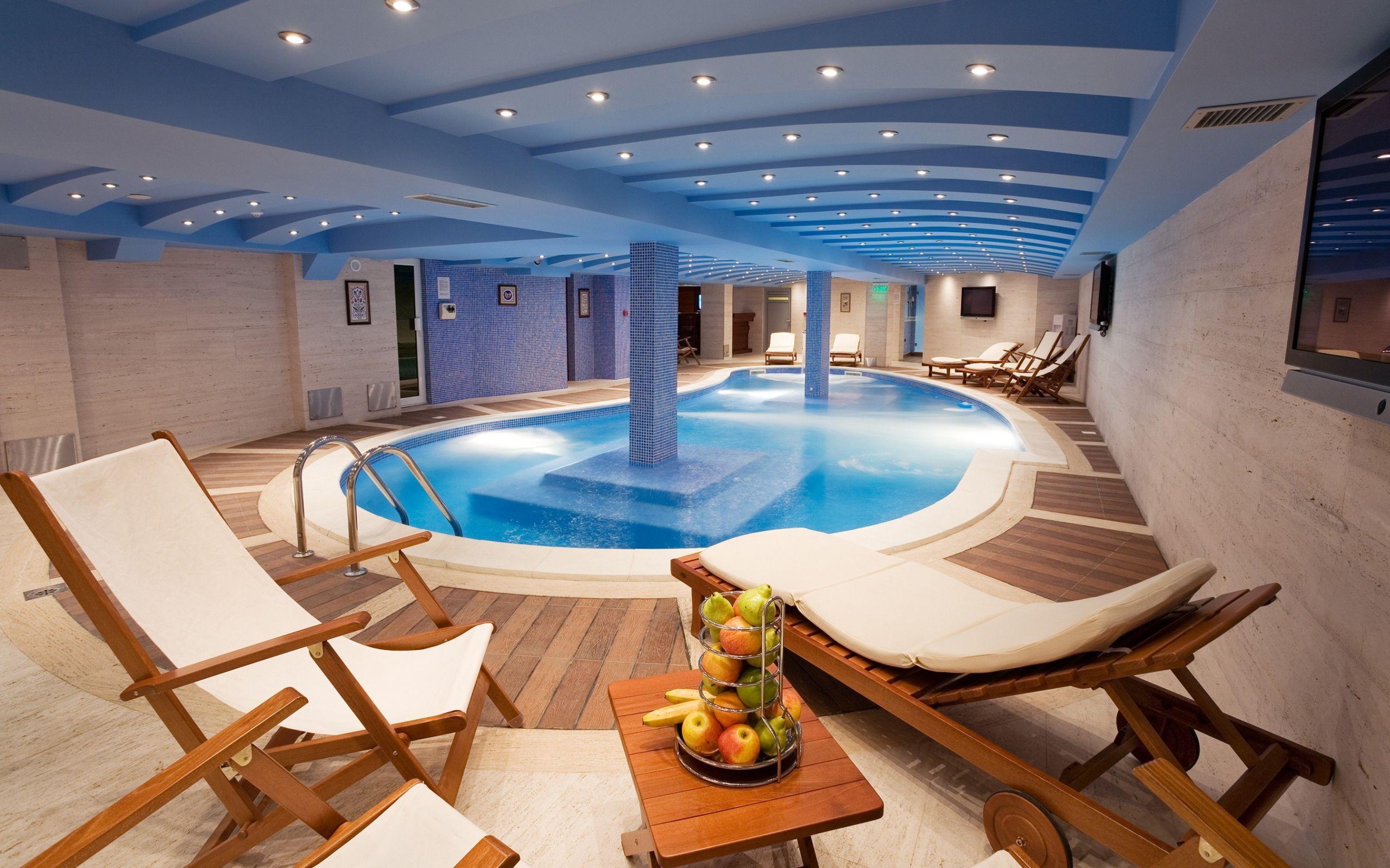 Luxury indoor swimming pool Wallpaper