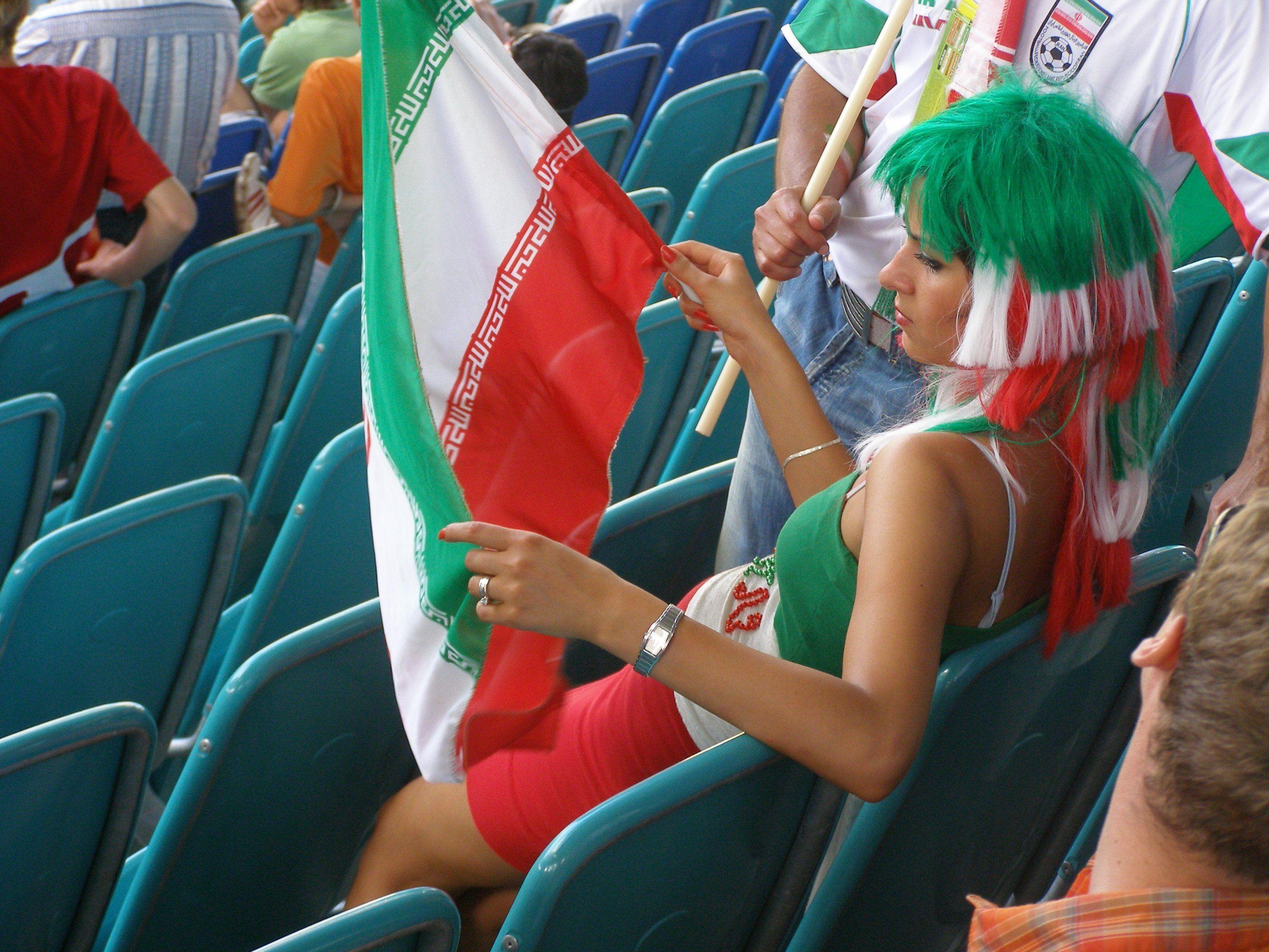 IRAN soccer cheerleader babe wallpaperx2112