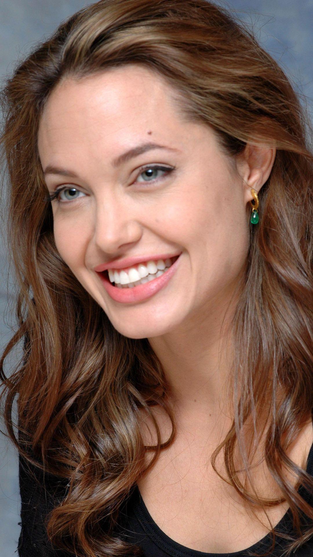 Angelina Jolie HD Wallpaper for Smartphones