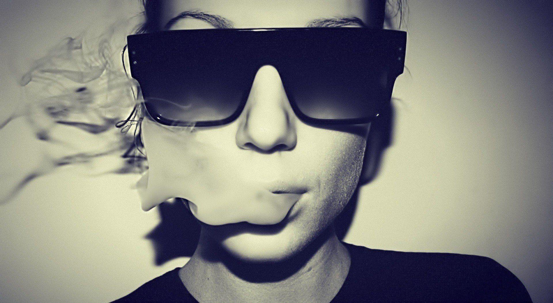 Women Glasses Smoke Swag Wallpaper
